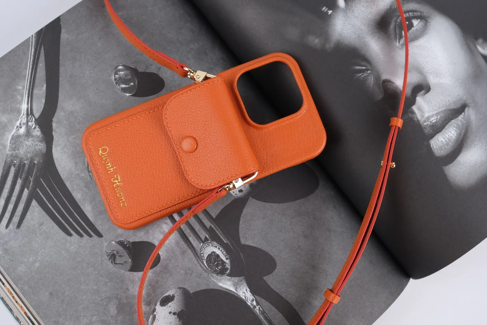 Ảnh Lifestyle Ốp điện thoại da Togo màu cam kèm ví phụ và dây đeo - Koi Leather