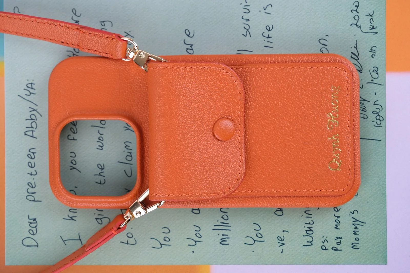 Ảnh Lifestyle Ốp điện thoại da Togo màu cam kèm ví phụ và dây đeo - Koi Leather
