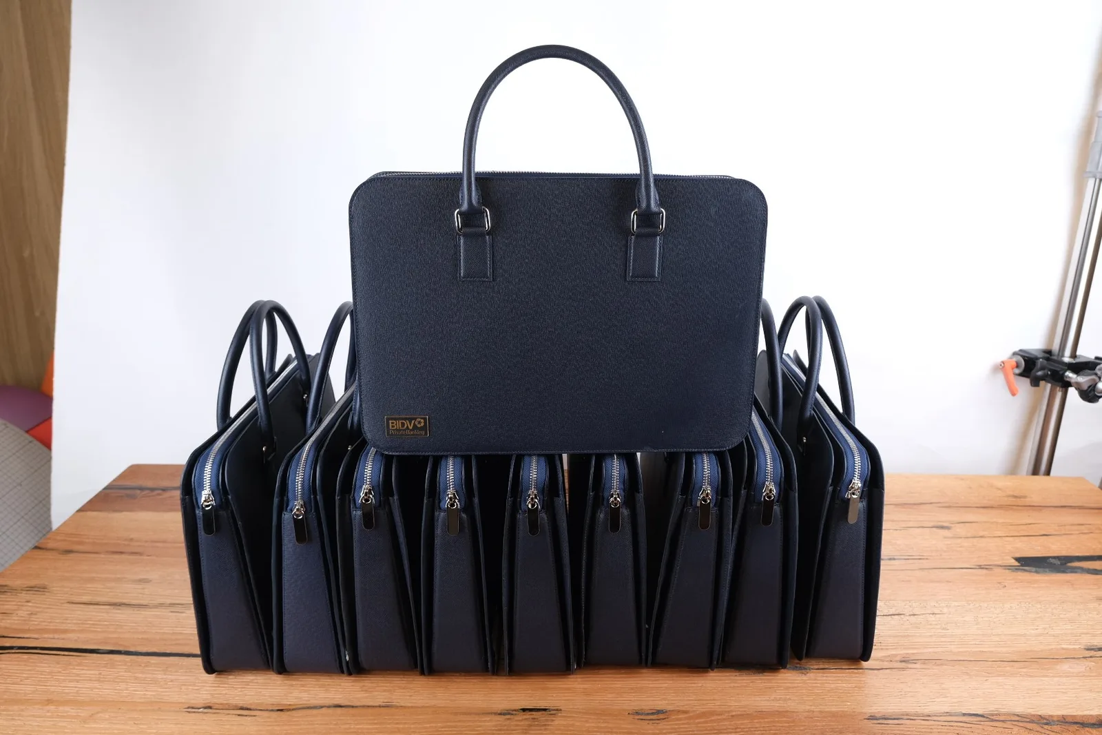 Ảnh Studio Cặp laptop da bò Epsom màu xanh navy dáng mỏng - Koi Leather
