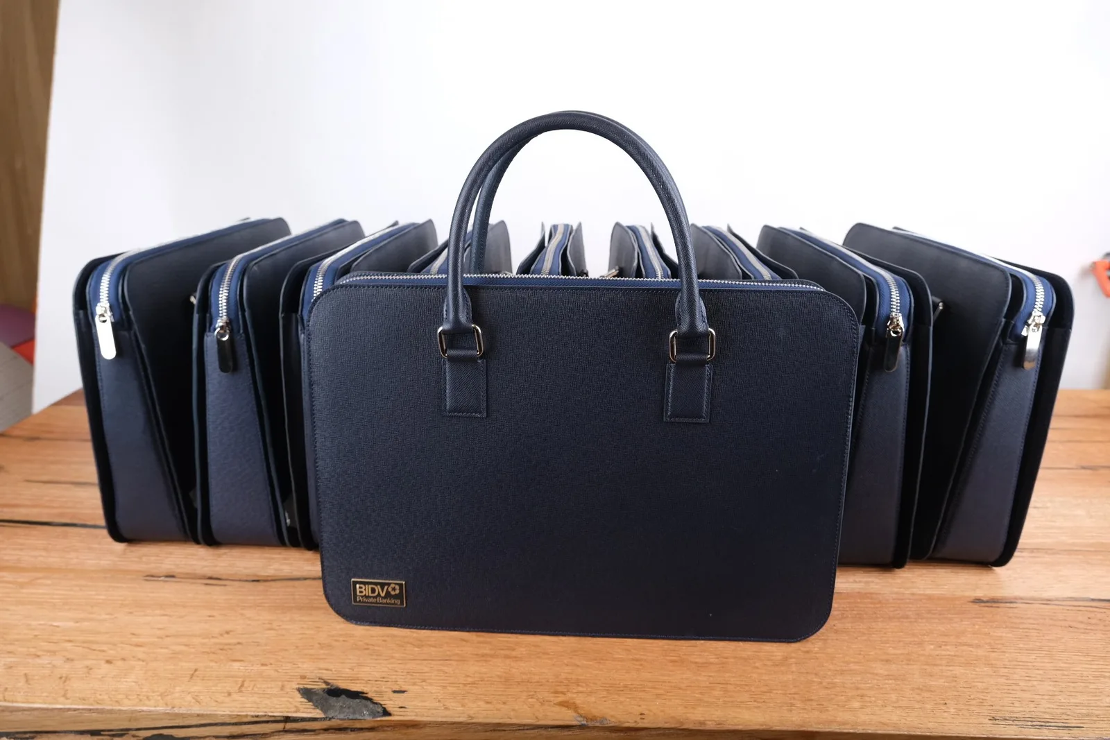 Ảnh Studio Cặp laptop da bò Epsom màu xanh navy dáng mỏng - Koi Leather
