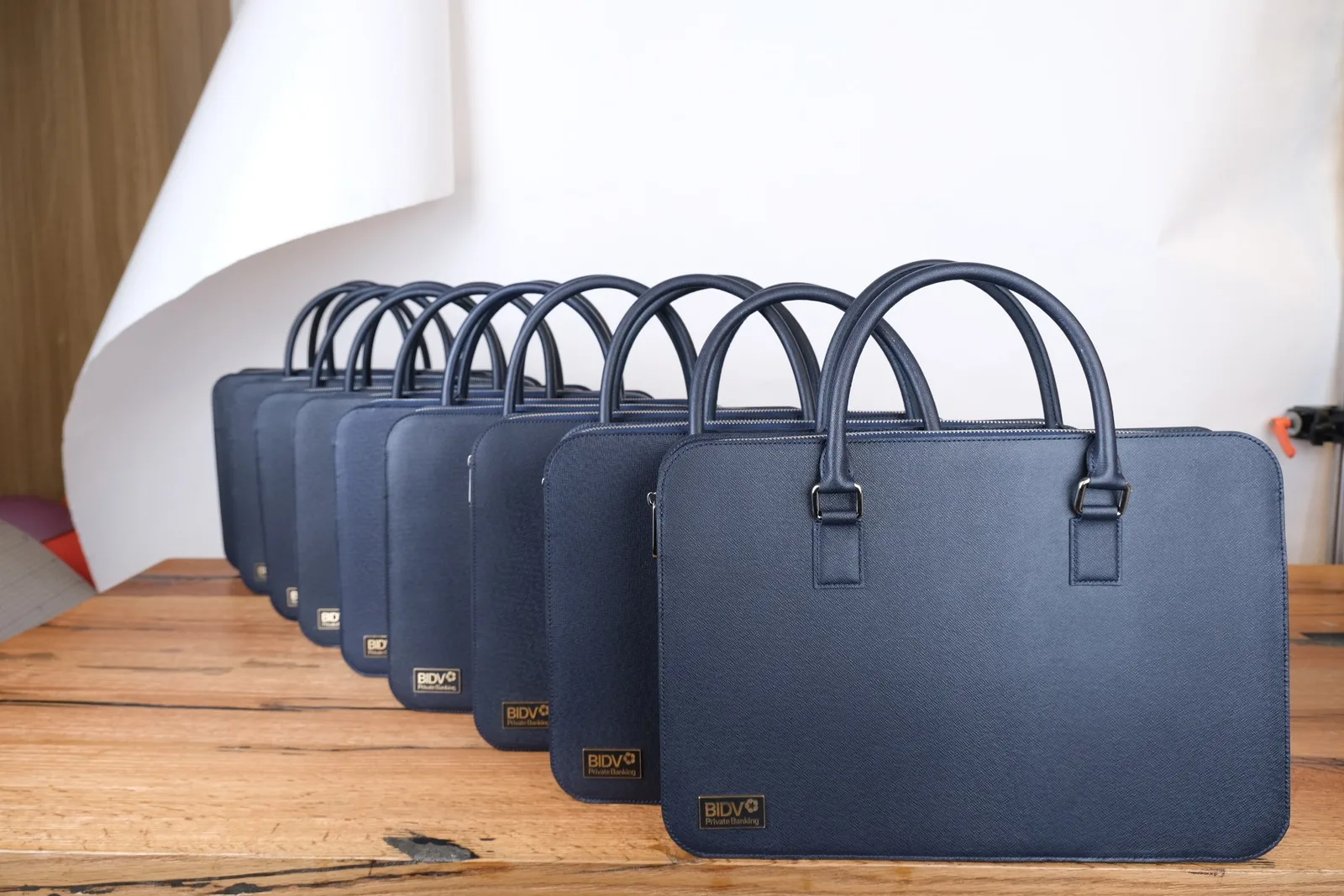Ảnh Studio Cặp laptop da bò Epsom màu xanh navy dáng mỏng - Koi Leather