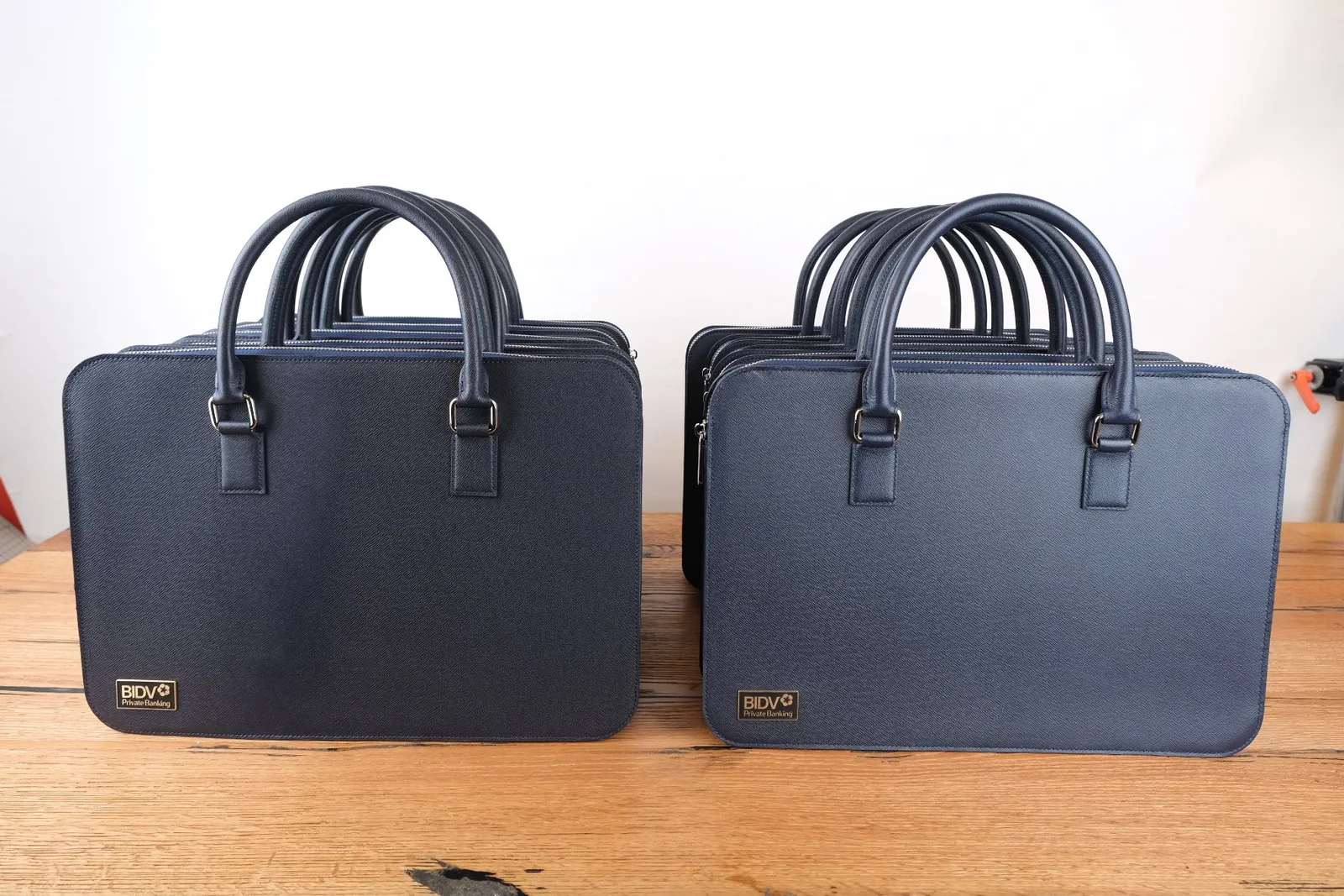 Ảnh Studio Cặp laptop da bò Epsom màu xanh navy dáng mỏng - Koi Leather