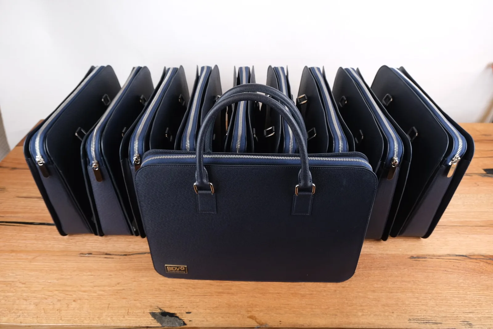 Ảnh Studio Cặp laptop da bò Epsom màu xanh navy dáng mỏng - Koi Leather