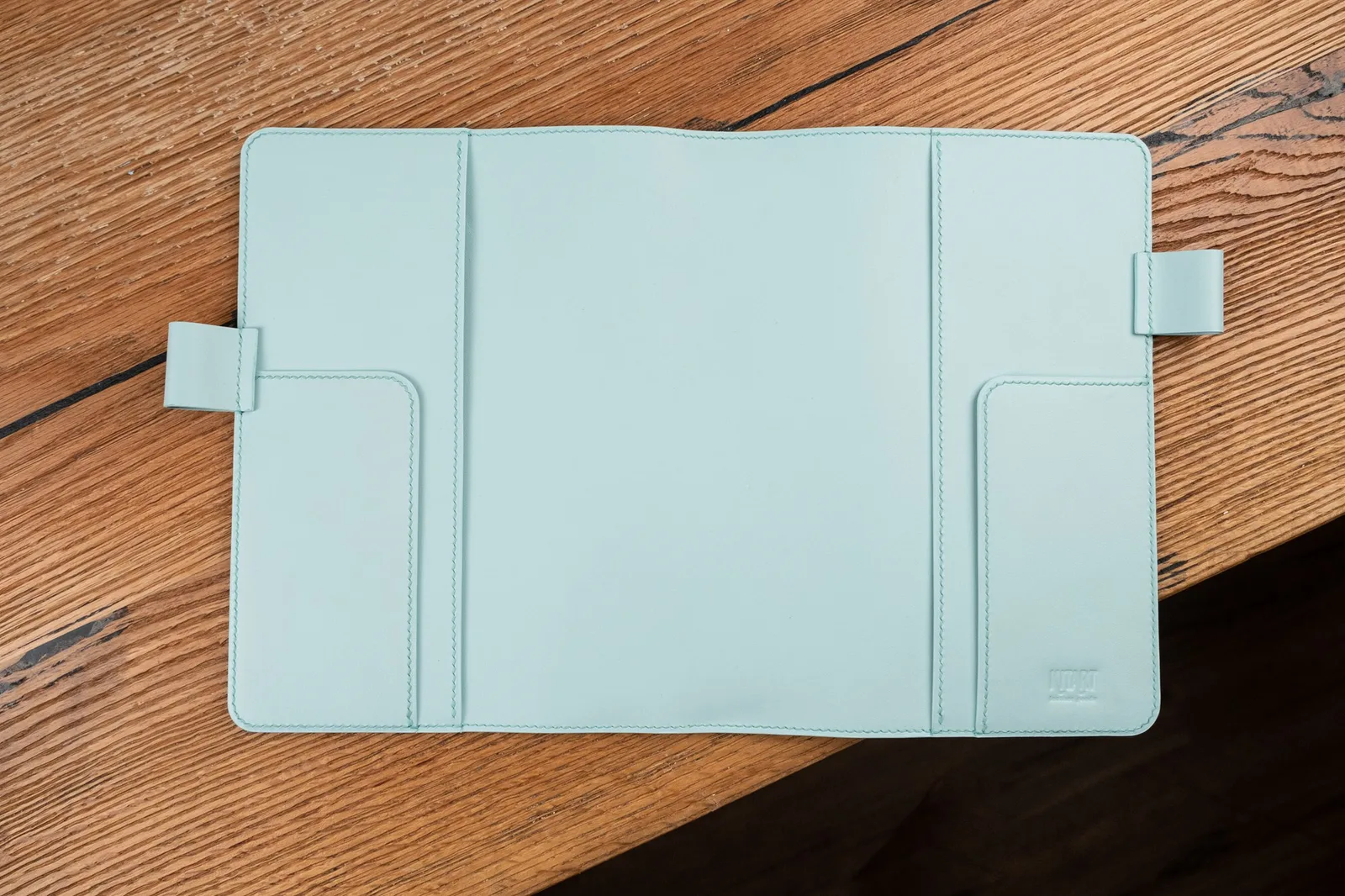 Ảnh Studio Bìa sổ da màu xanh mint quai gài bút - Koi Leather