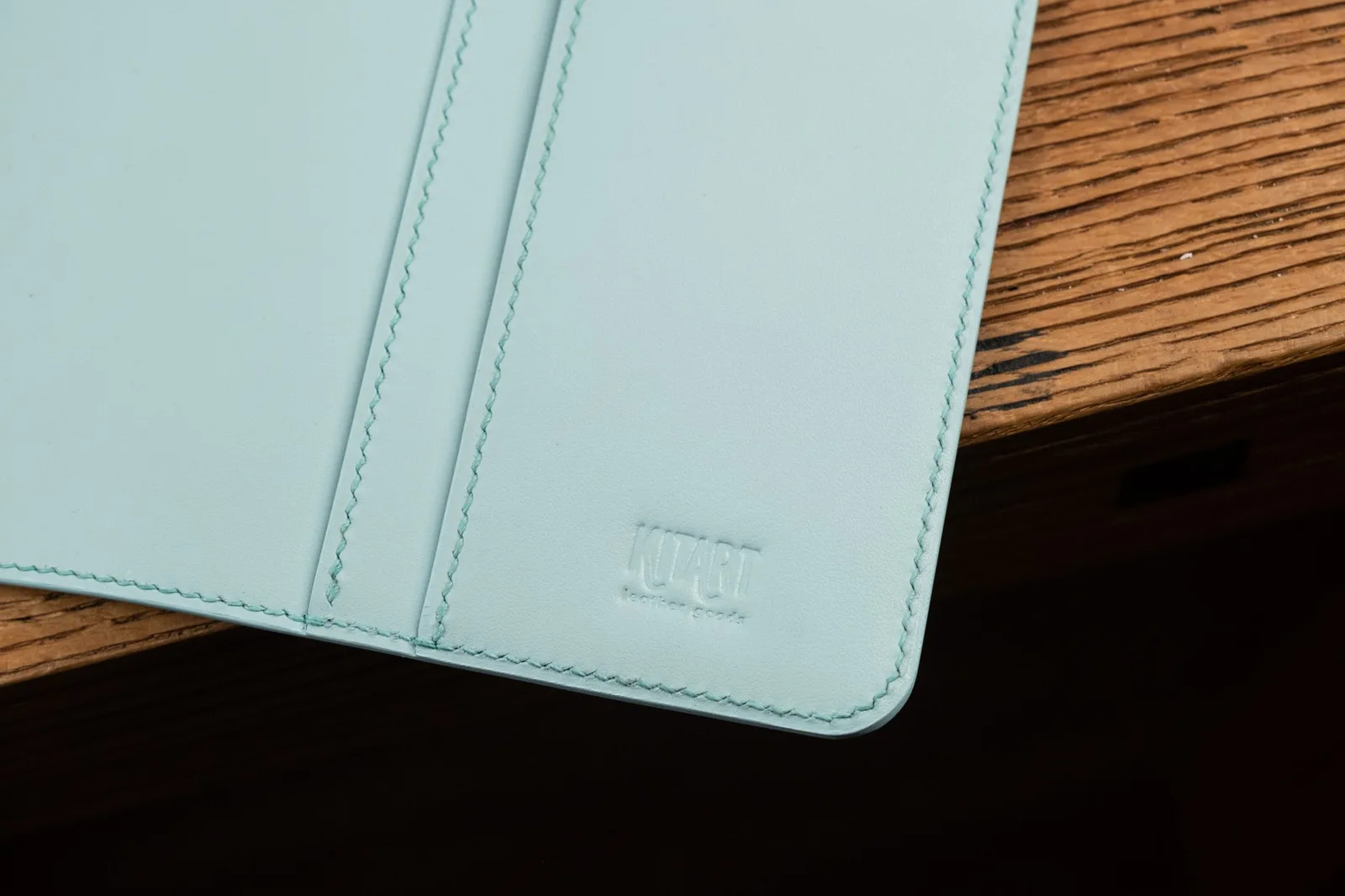 Ảnh Bìa sổ da màu xanh mint quai gài bút - Koi Leather