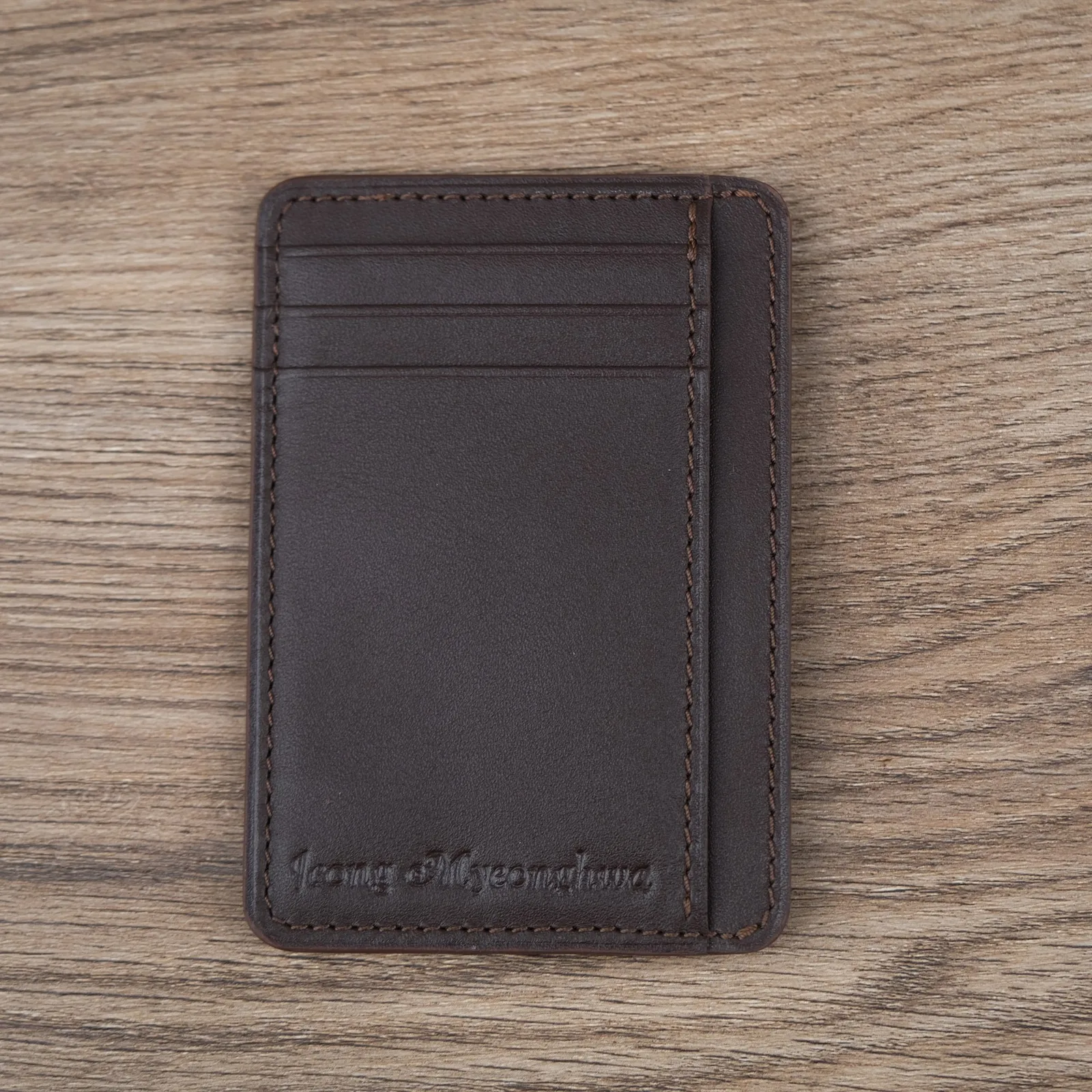 Ảnh Studio Ví đựng thẻ da bò màu nâu đậm dáng đứng - Koi Leather