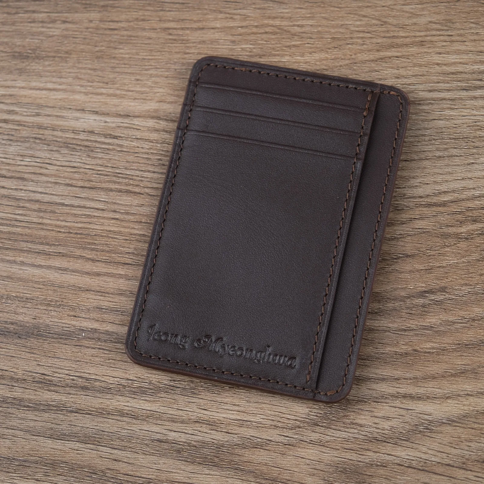 Ảnh Studio Ví đựng thẻ da bò màu nâu đậm dáng đứng - Koi Leather