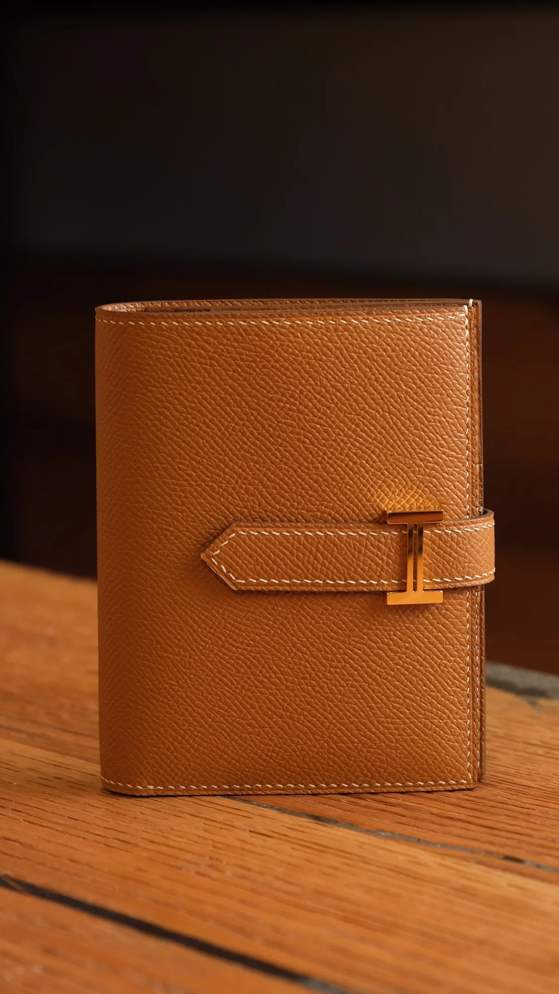 Ảnh Studio Ví gập đôi da Epsom quai cài màu vàng bò - Koi Leather