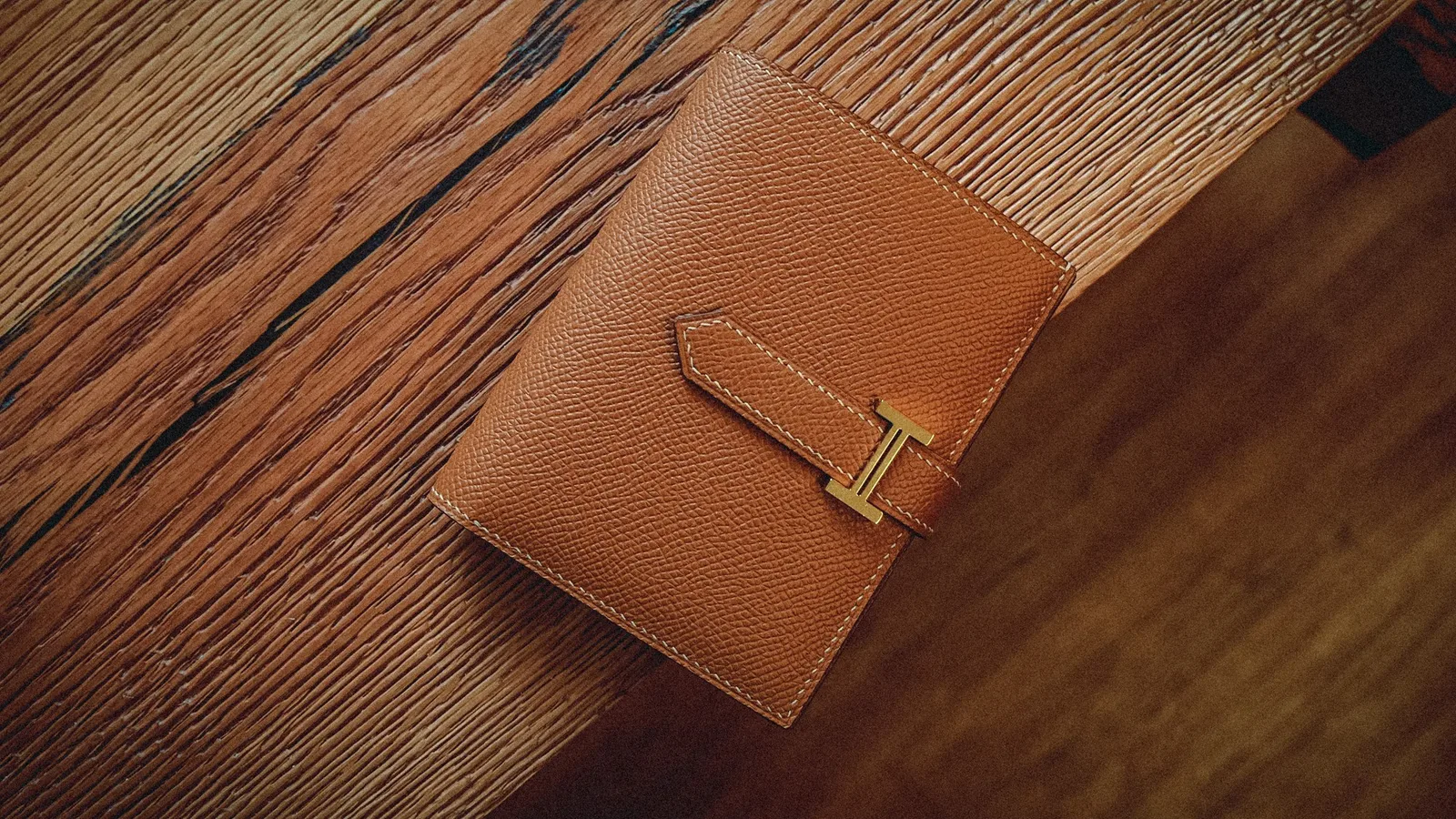 Ảnh Studio Ví gập đôi da Epsom quai cài màu vàng bò - Koi Leather