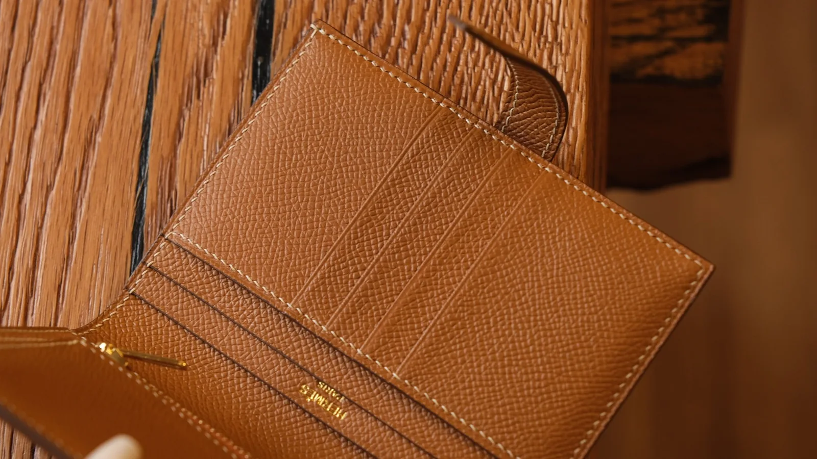 Ảnh Studio Ví gập đôi da Epsom quai cài màu vàng bò - Koi Leather