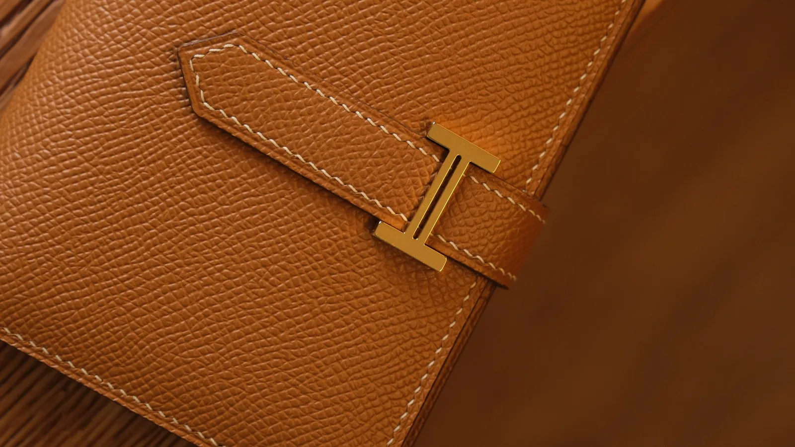 Ảnh Studio Ví gập đôi da Epsom quai cài màu vàng bò - Koi Leather