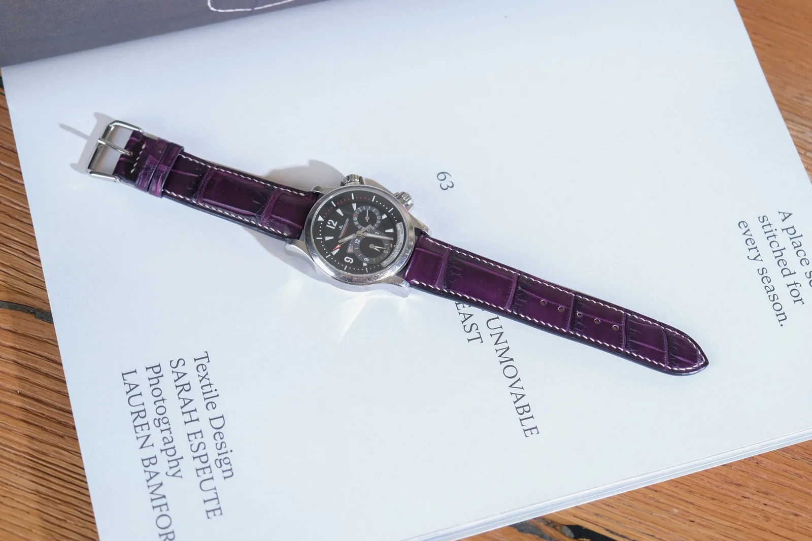 Ảnh Lifestyle Dây đồng hồ da cá sấu màu tím cho Jaeger-LeCoultre - Koi Leather
