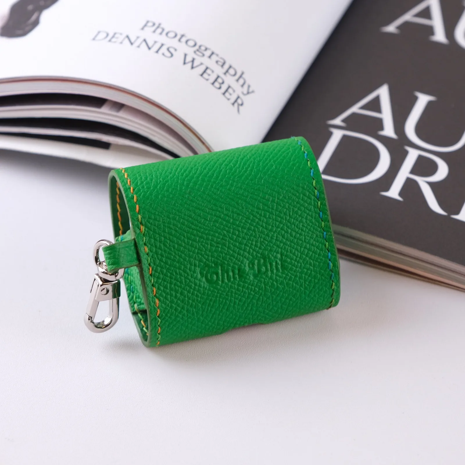 Ảnh Studio Bọc da tai nghe da Epsom xanh lá kèm móc treo - Koi Leather