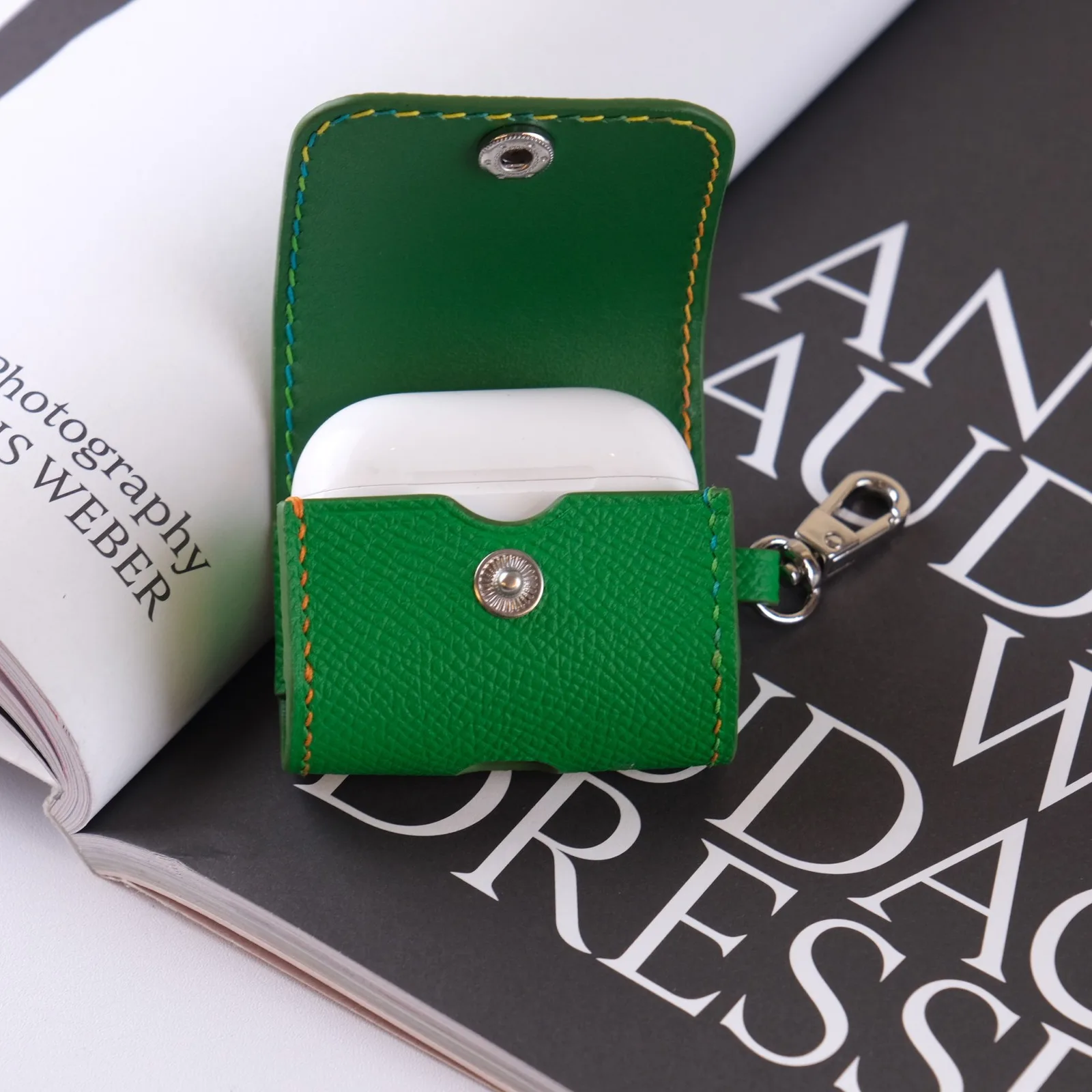 Ảnh Studio Bọc da tai nghe da Epsom xanh lá kèm móc treo - Koi Leather