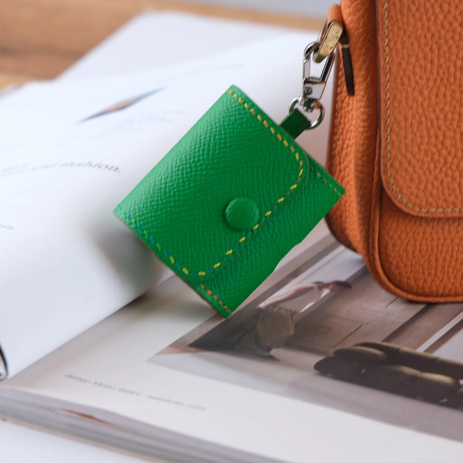 Ảnh Lifestyle Bọc da tai nghe da Epsom xanh lá kèm móc treo - Koi Leather