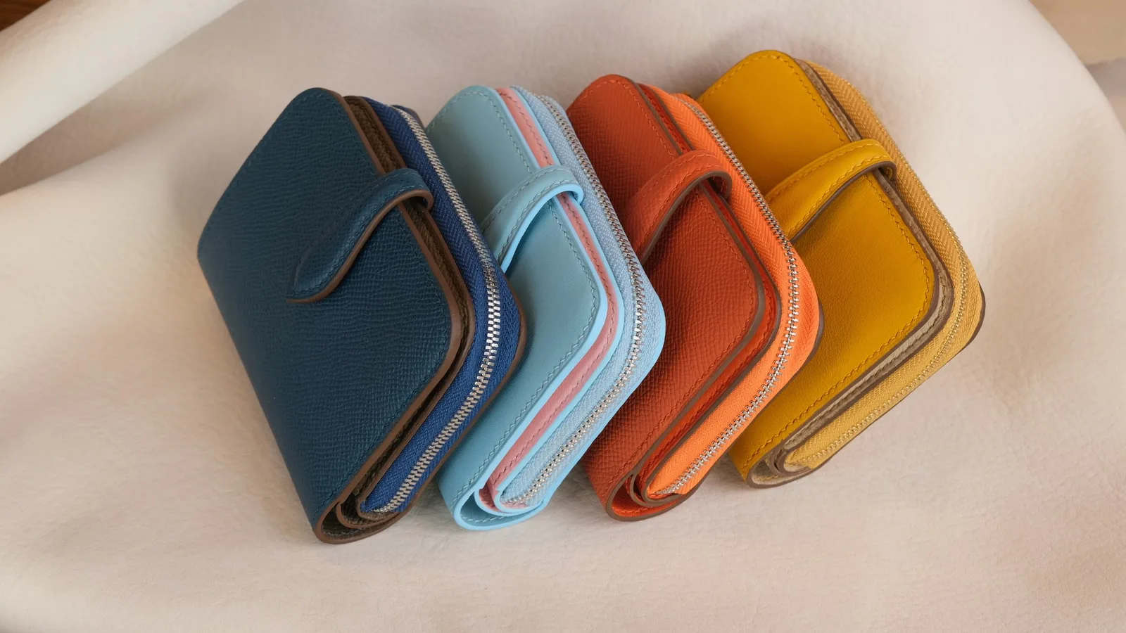Ảnh Studio Ví gập da bò phối ngăn khoá zip nhiều màu - Koi Leather