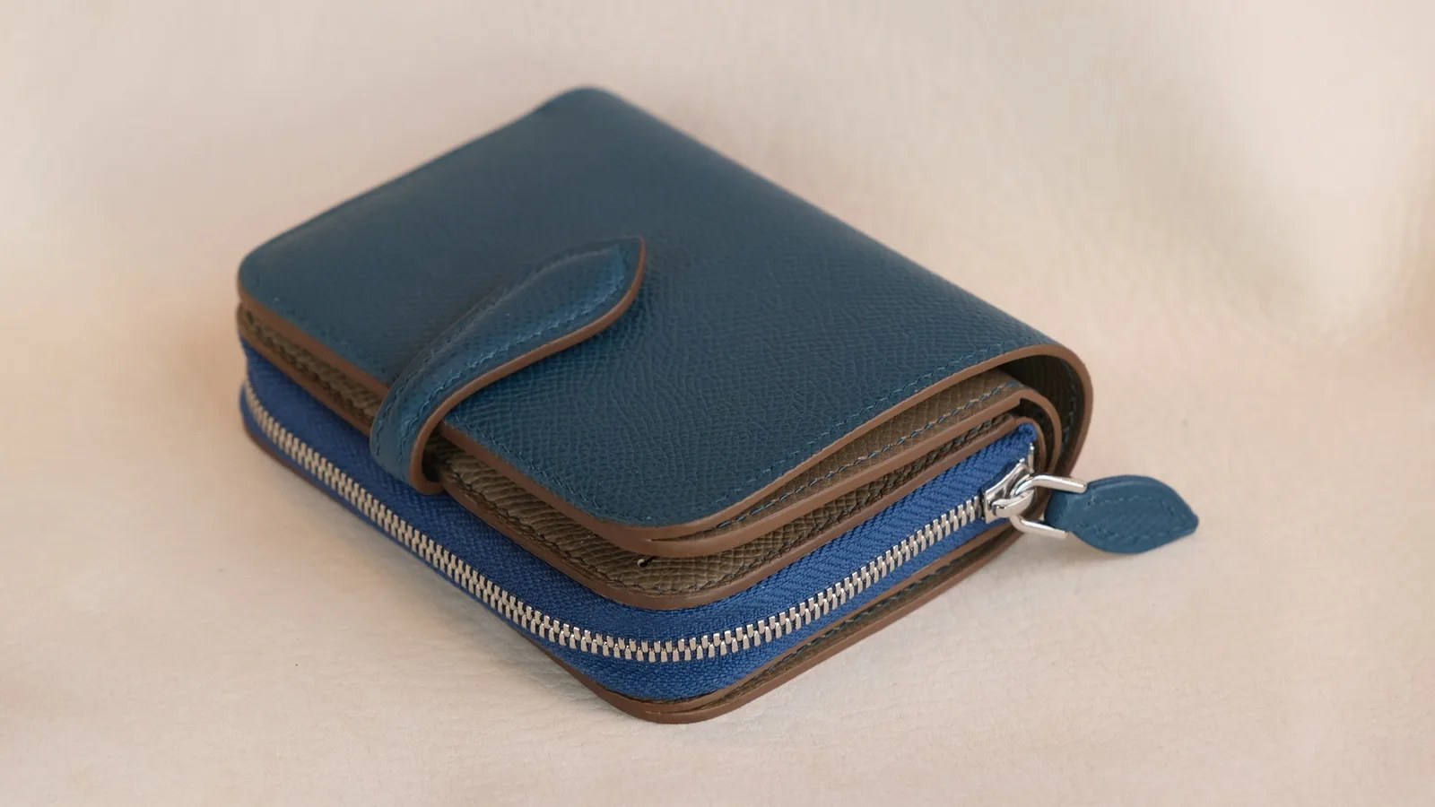 Ảnh Studio Ví gập da bò phối ngăn khoá zip nhiều màu - Koi Leather