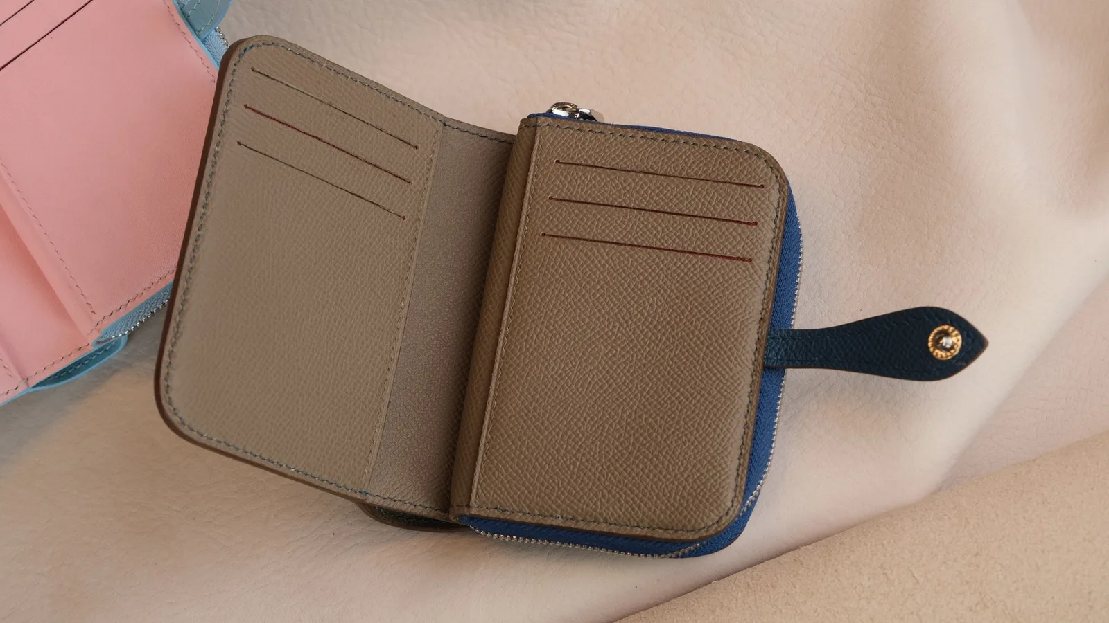 Ảnh Studio Ví gập da bò phối ngăn khoá zip nhiều màu - Koi Leather