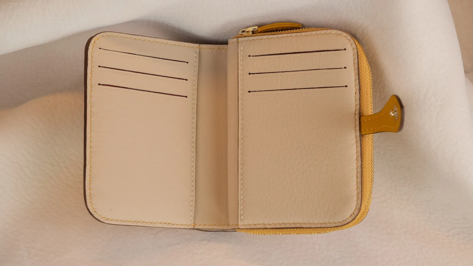 Ảnh Studio Ví gập da bò phối ngăn khoá zip nhiều màu - Koi Leather