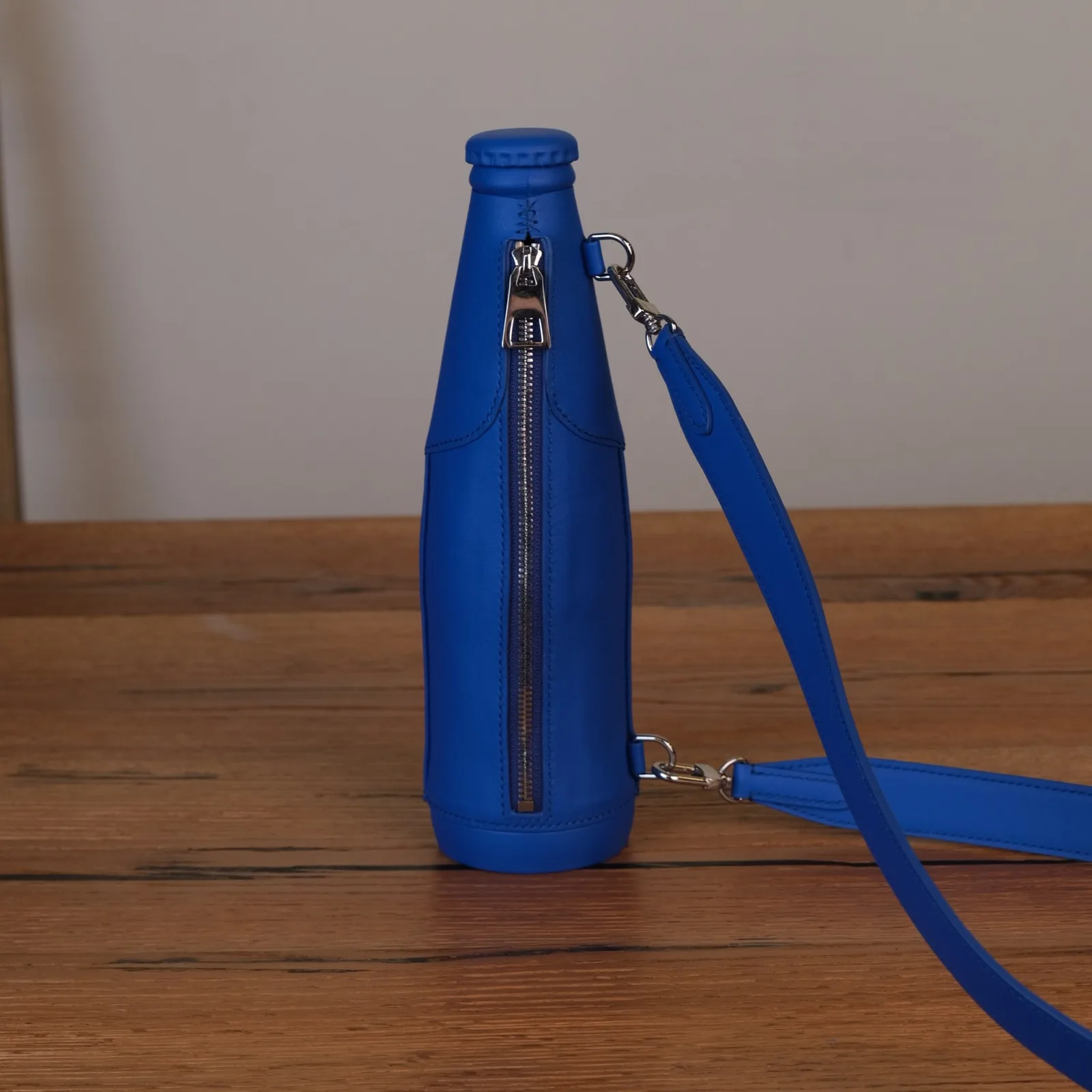Ảnh Studio Túi đeo chéo da bò dáng chai màu xanh dương - Koi Leather