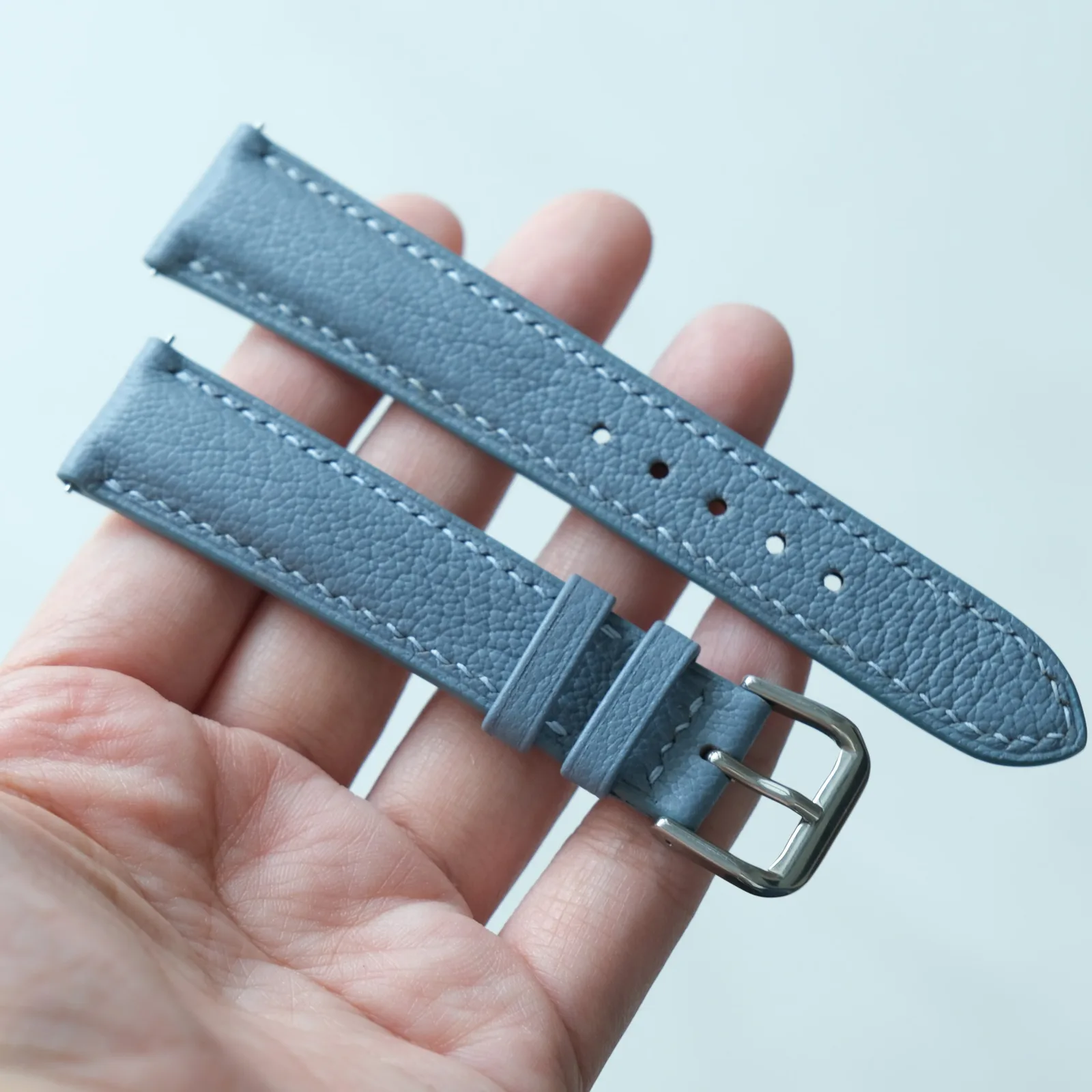 Ảnh Lifestyle Dây đồng hồ da vân hạt màu xanh dương - Koi Leather