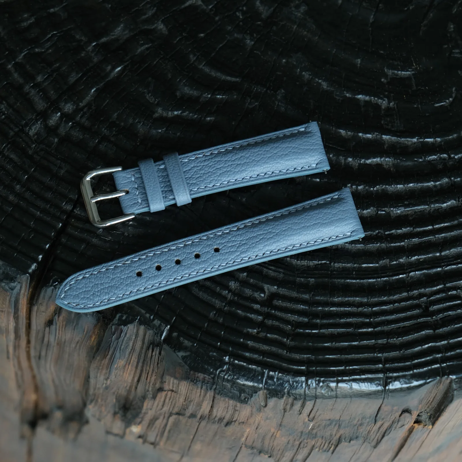 Ảnh Lifestyle Dây đồng hồ da vân hạt màu xanh dương - Koi Leather