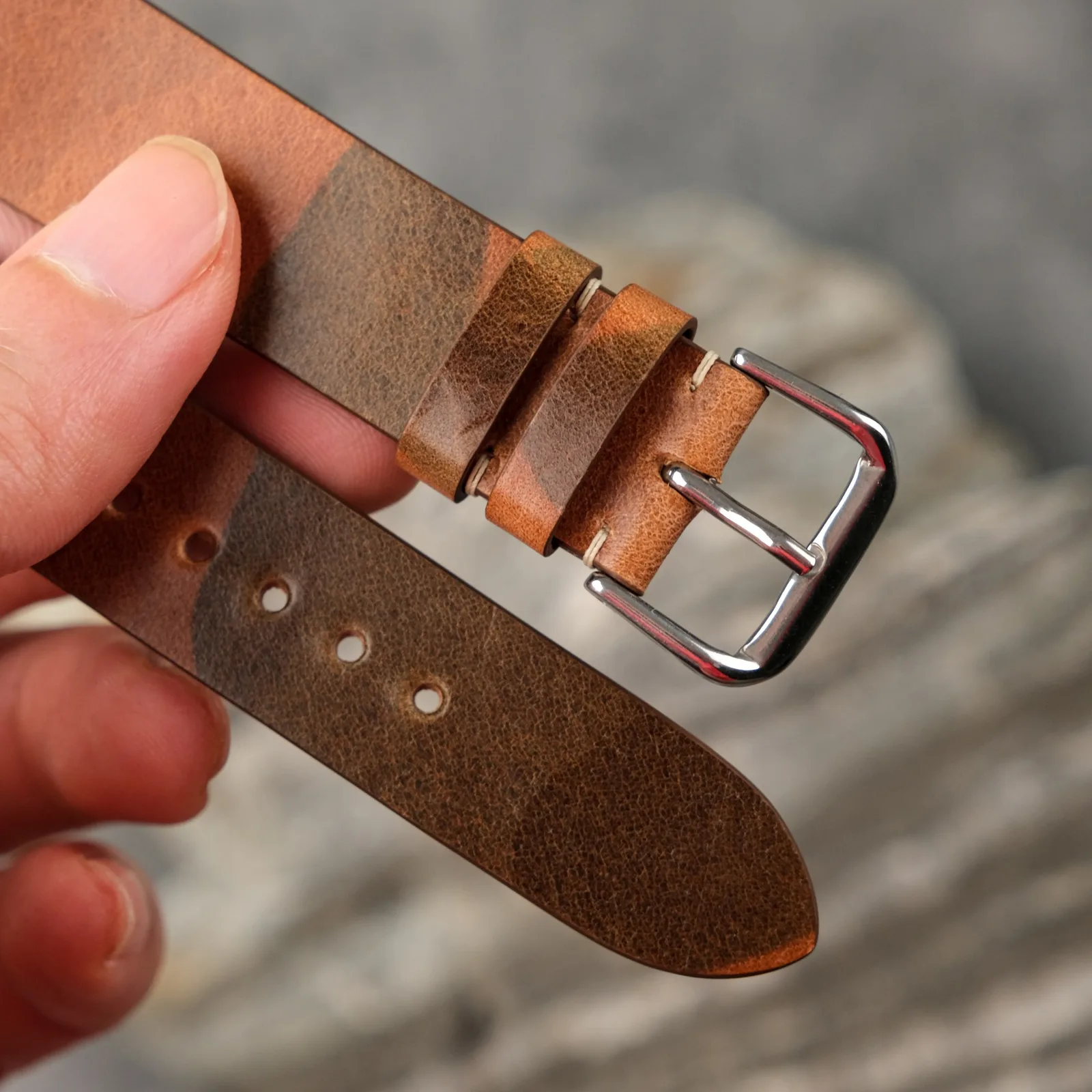 Ảnh Lifestyle Dây đồng hồ da bò họa tiết Camo nâu sáng - Koi Leather