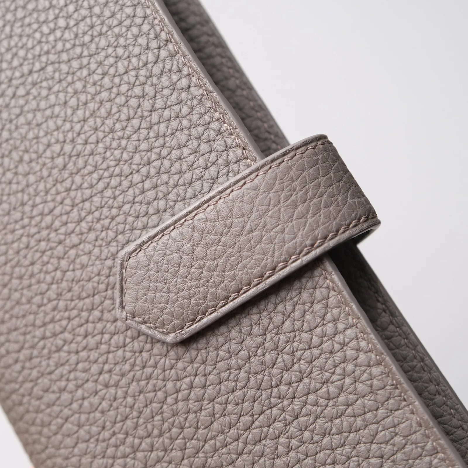 Ảnh Studio Bao da điện thoại nắp gập da Togo màu xám Etain - Koi Leather