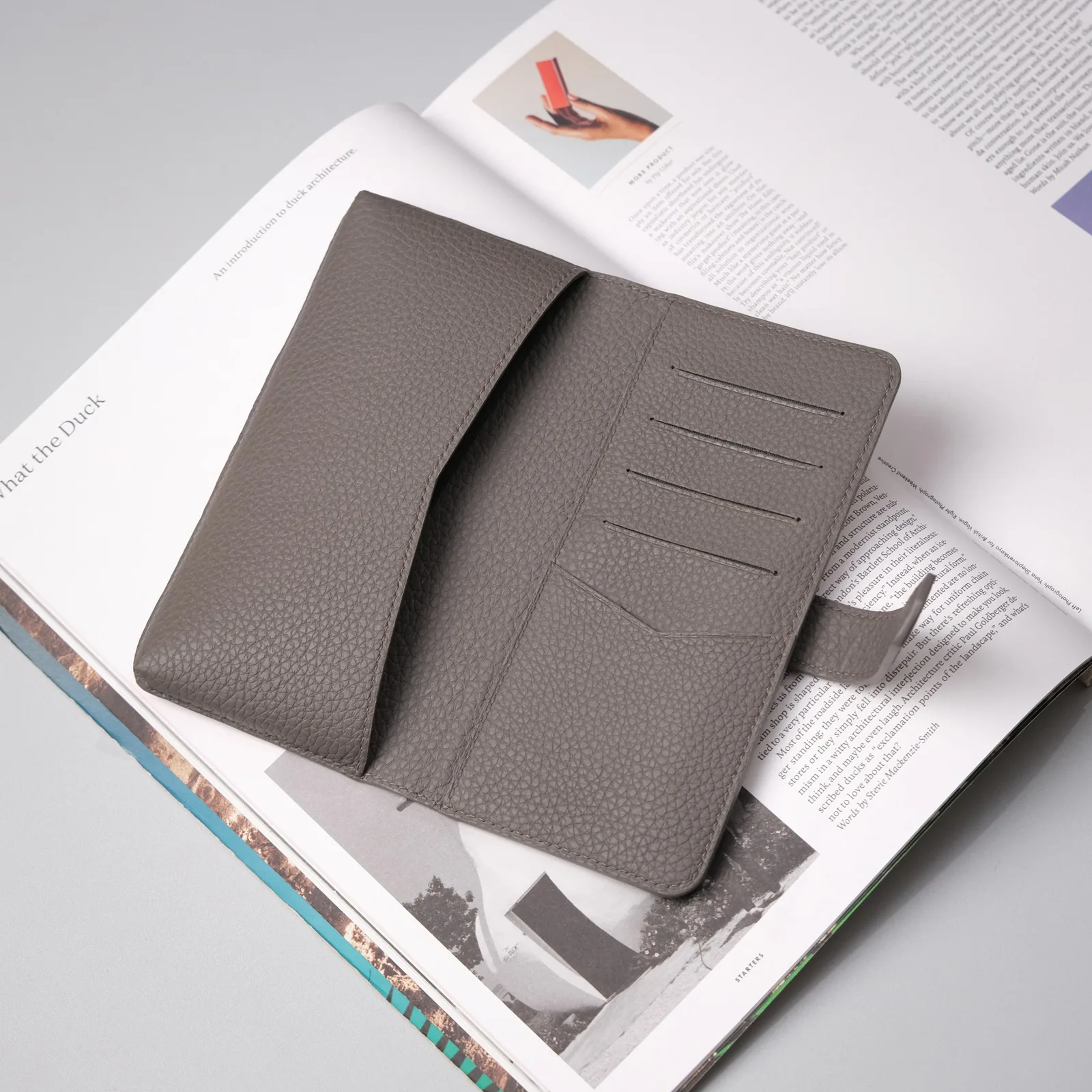 Ảnh Lifestyle Bao da điện thoại nắp gập da Togo màu xám Etain - Koi Leather