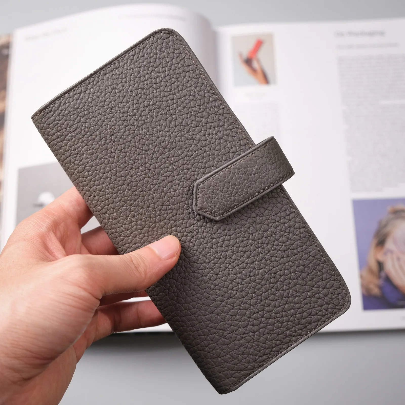 Ảnh Lifestyle Bao da điện thoại nắp gập da Togo màu xám Etain - Koi Leather