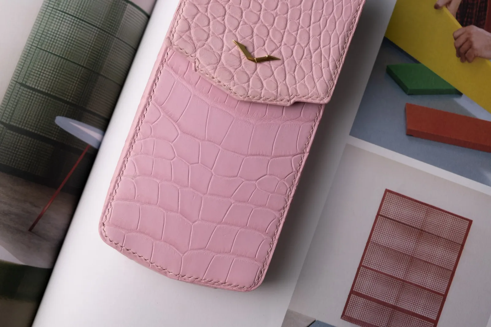 Ảnh Studio Bao da điện thoại Vertu - Koi Leather