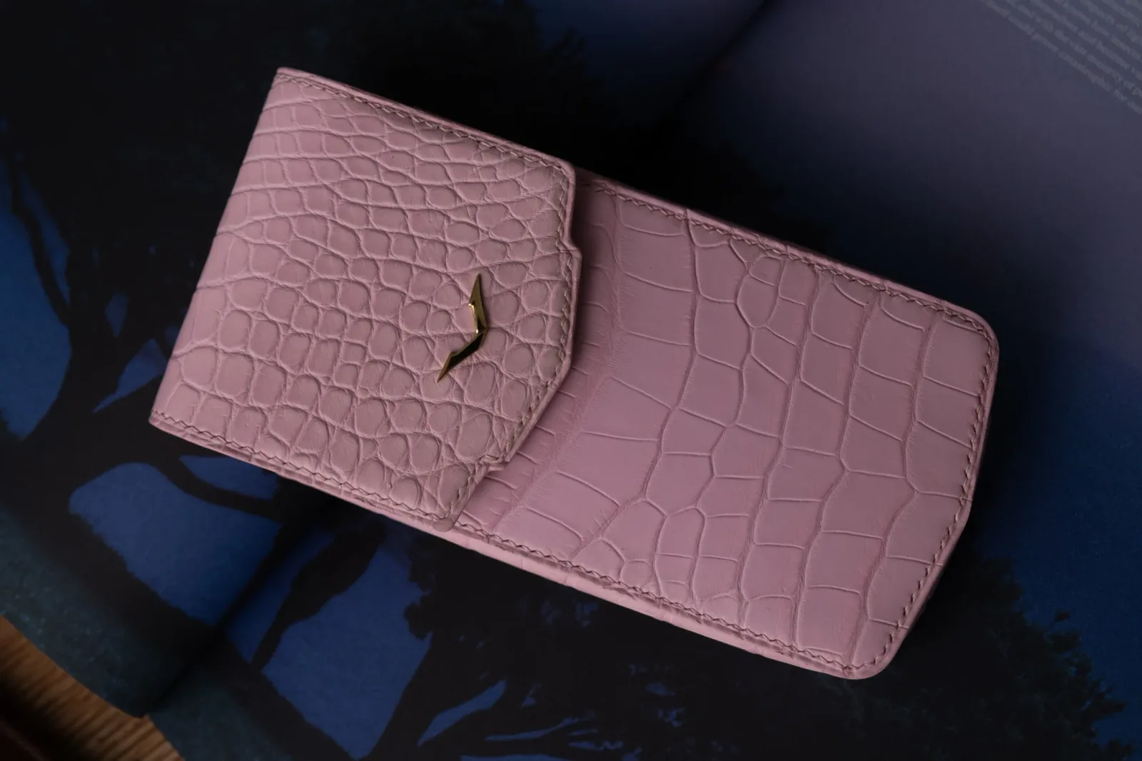 Ảnh Studio Bao da điện thoại Vertu - Koi Leather
