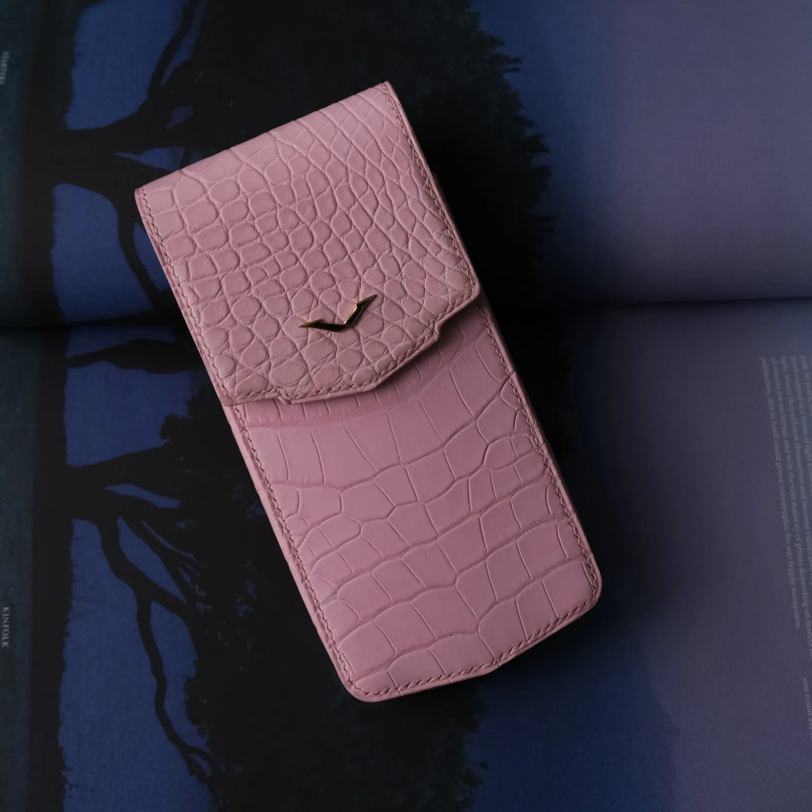 Ảnh Studio Bao da điện thoại Vertu - Koi Leather
