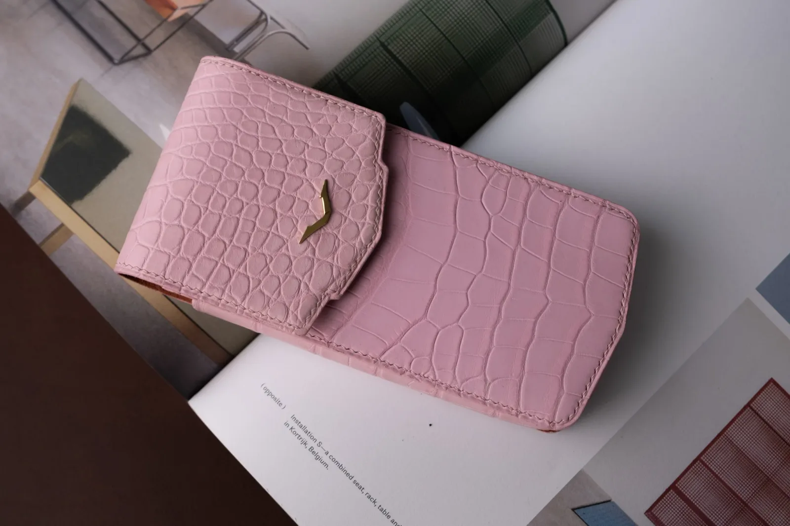 Ảnh Studio Bao da điện thoại Vertu - Koi Leather