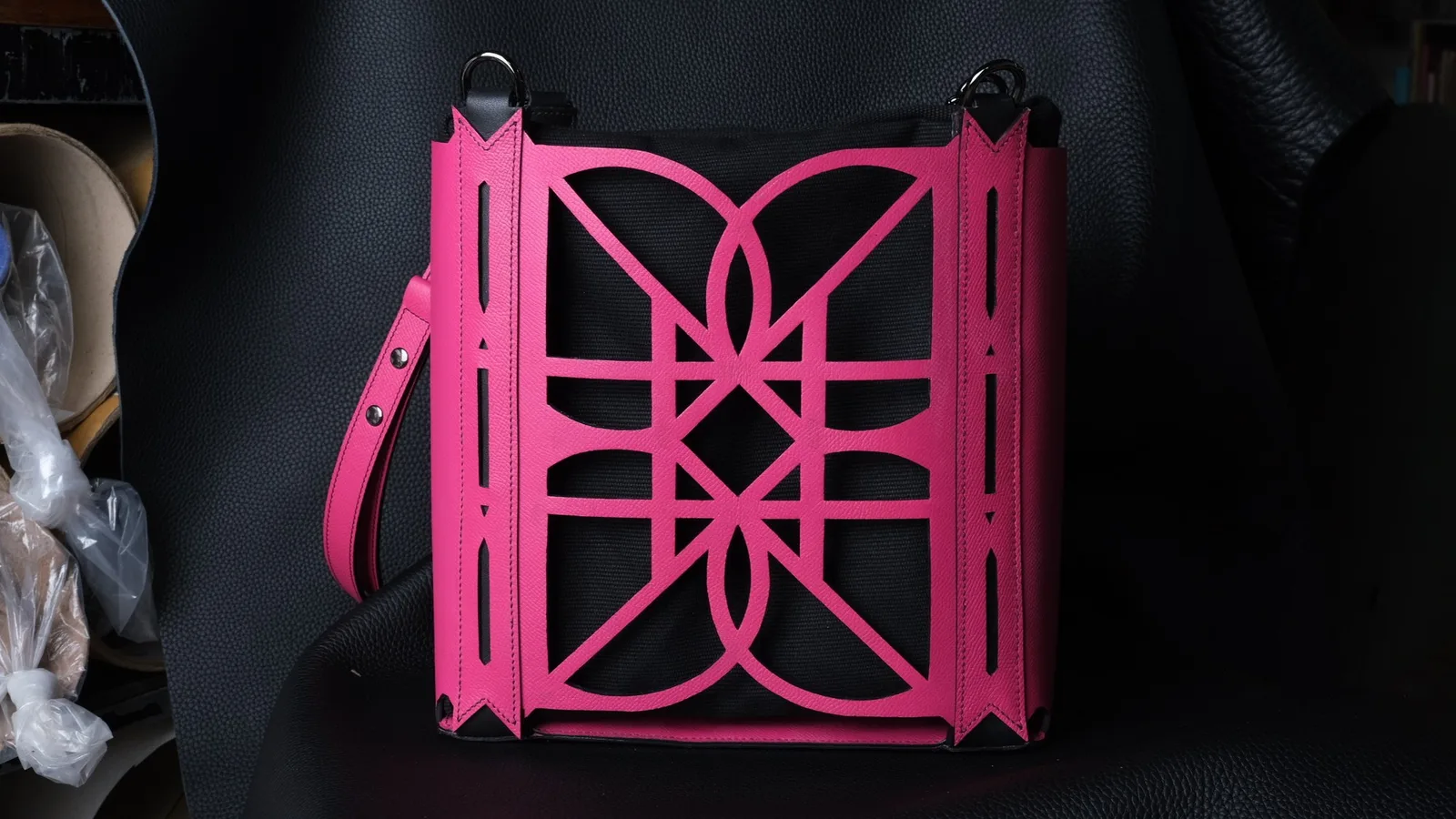 Ảnh Studio Túi xách da nữ cutout hoạ tiết màu hồng kèm túi lót nhung - Koi Leather