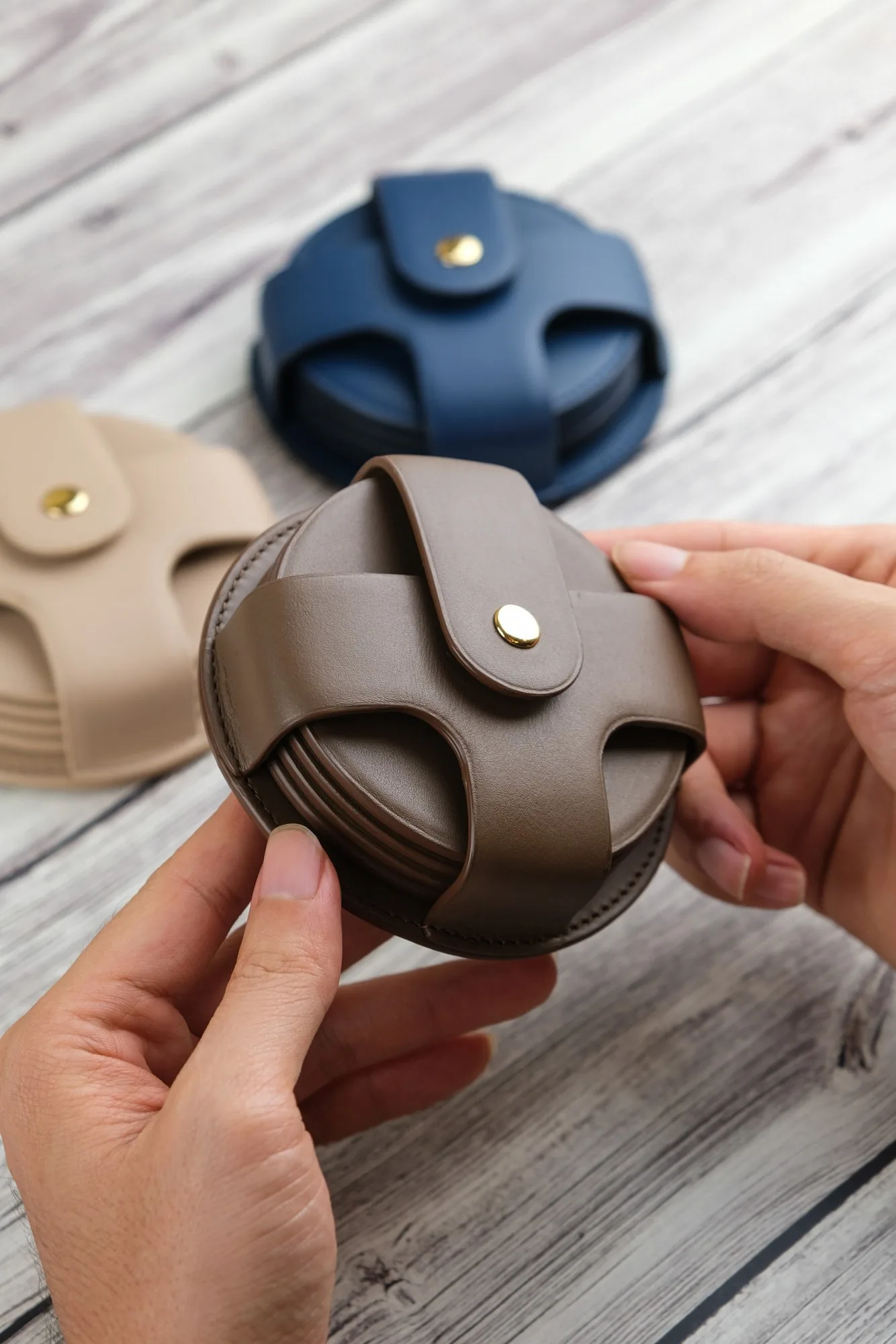 Ảnh Lifestyle Bộ lót ly da bò hình tròn kèm bao giữ khuy bấm - Koi Leather