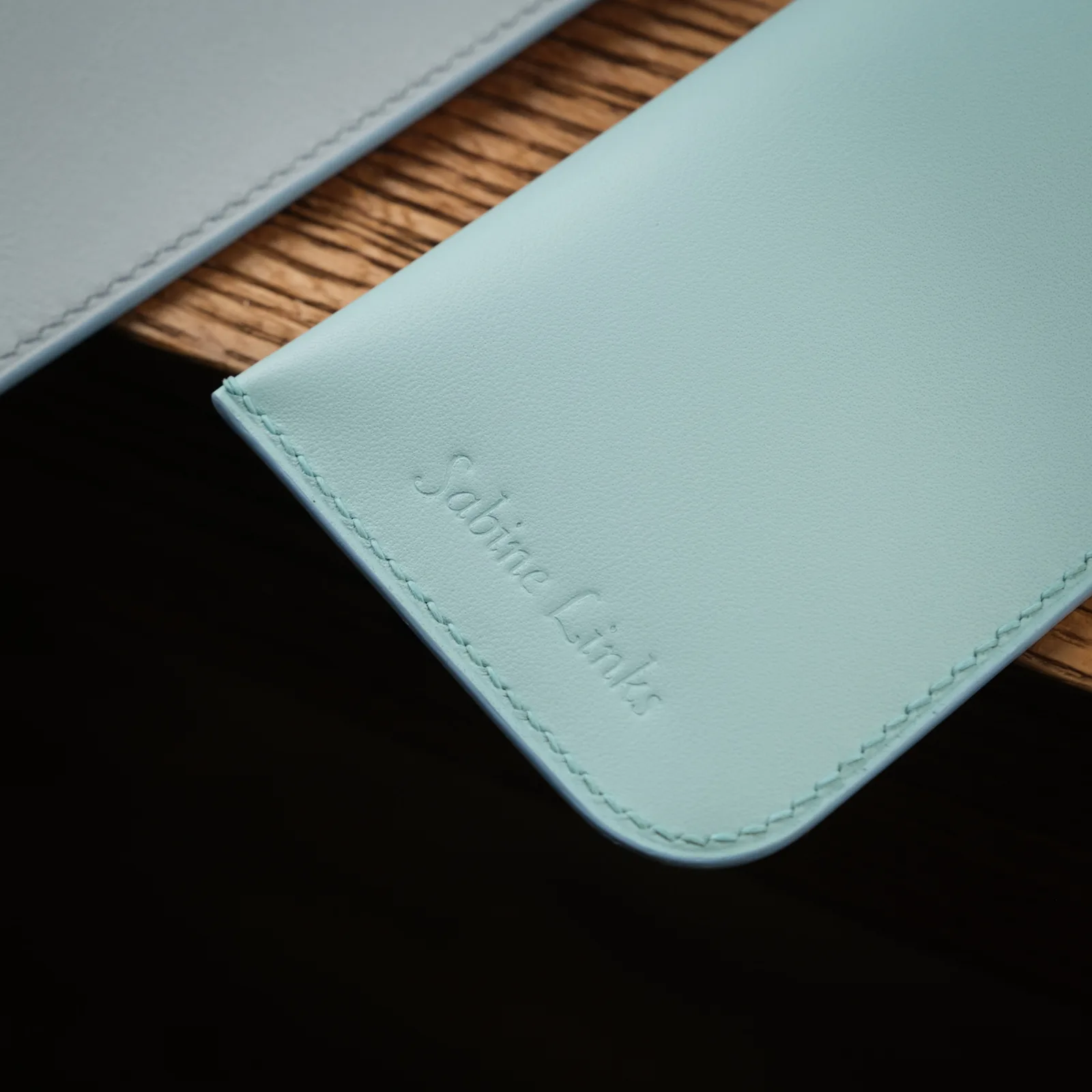 Ảnh Studio Bao da đựng kính dáng xỏ da bò thảo mộc - Koi Leather