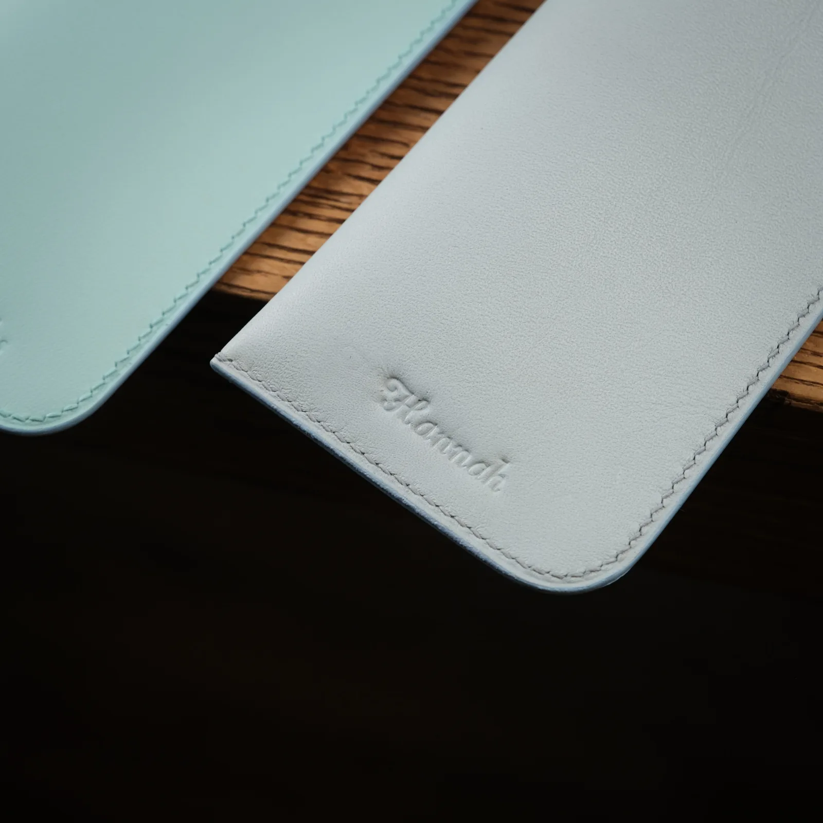 Ảnh Studio Bao da đựng kính dáng xỏ da bò thảo mộc - Koi Leather