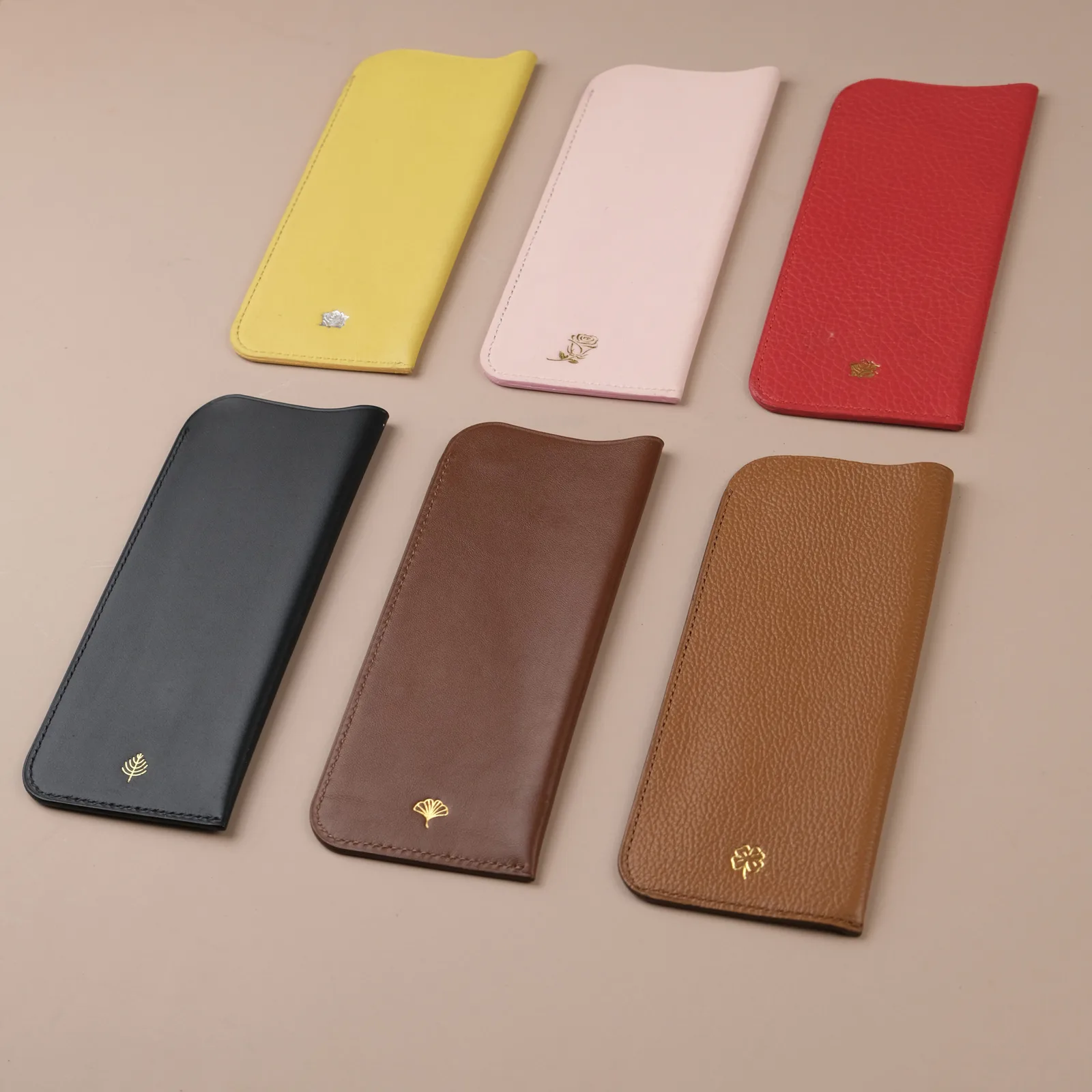 Ảnh Studio Bao da đựng kính dáng xỏ da bò thảo mộc - Koi Leather