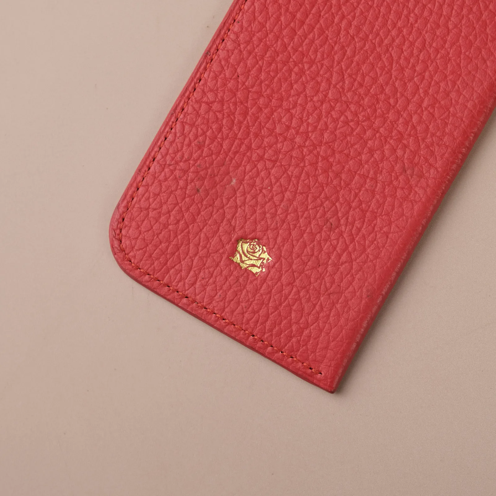 Ảnh Studio Bao da đựng kính dáng xỏ da bò thảo mộc - Koi Leather