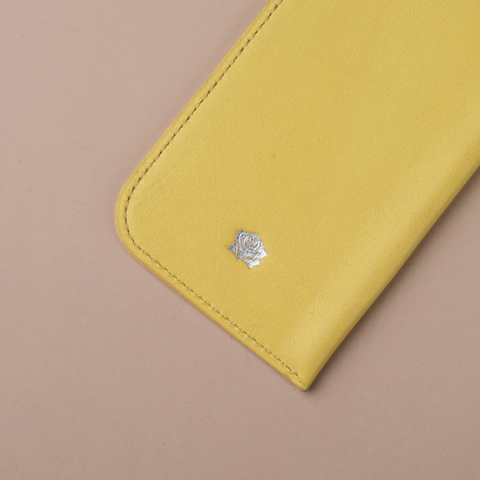 Ảnh Studio Bao da đựng kính dáng xỏ da bò thảo mộc - Koi Leather