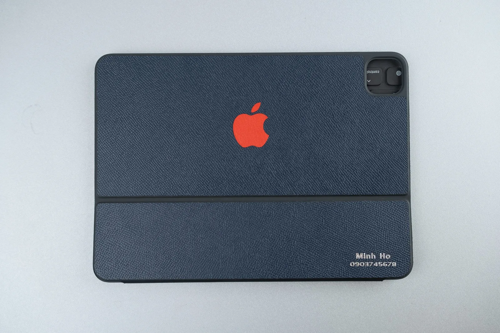 Ảnh Studio Bao da iPad da Saffiano màu xanh navy dập tên - Koi Leather