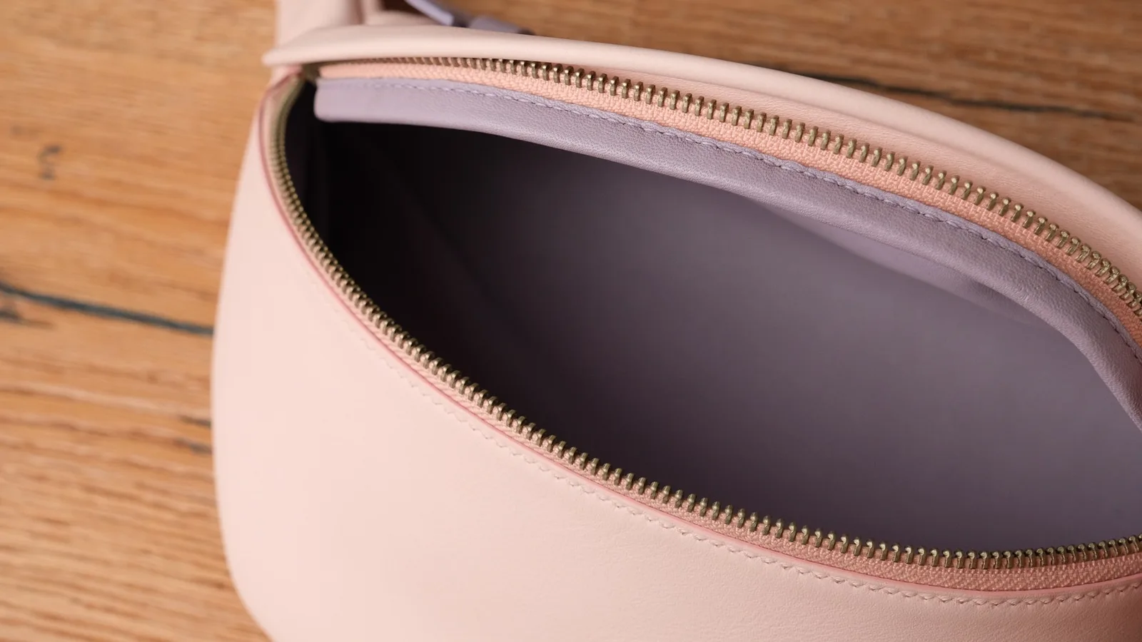 Ảnh Studio Túi bao tử da bò phối màu hồng tím - Koi Leather
