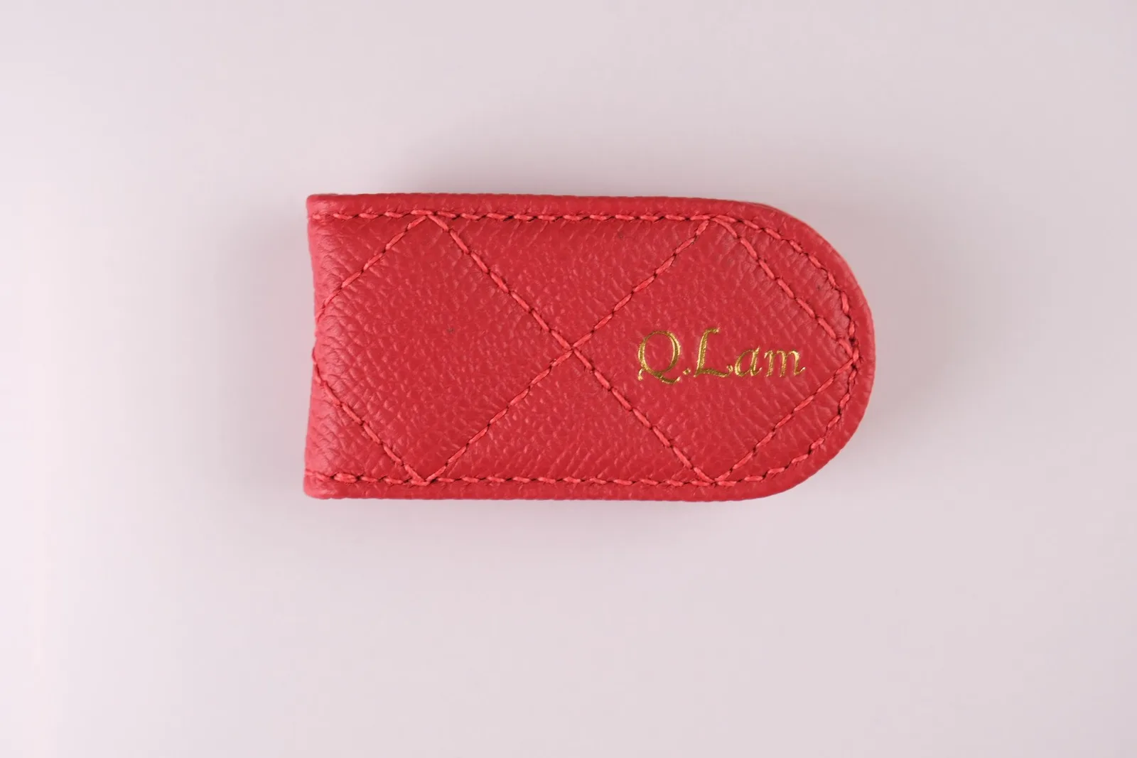 Ảnh Studio Kẹp tiền nam châm da Epsom may chần trám màu đỏ - Koi Leather