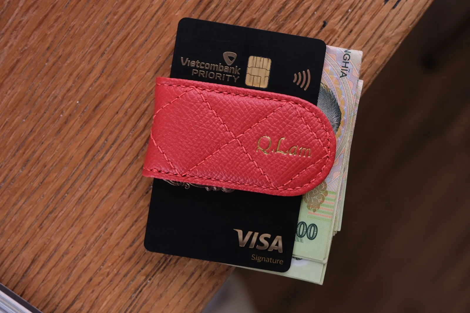 Ảnh Lifestyle Kẹp tiền nam châm da Epsom may chần trám màu đỏ - Koi Leather