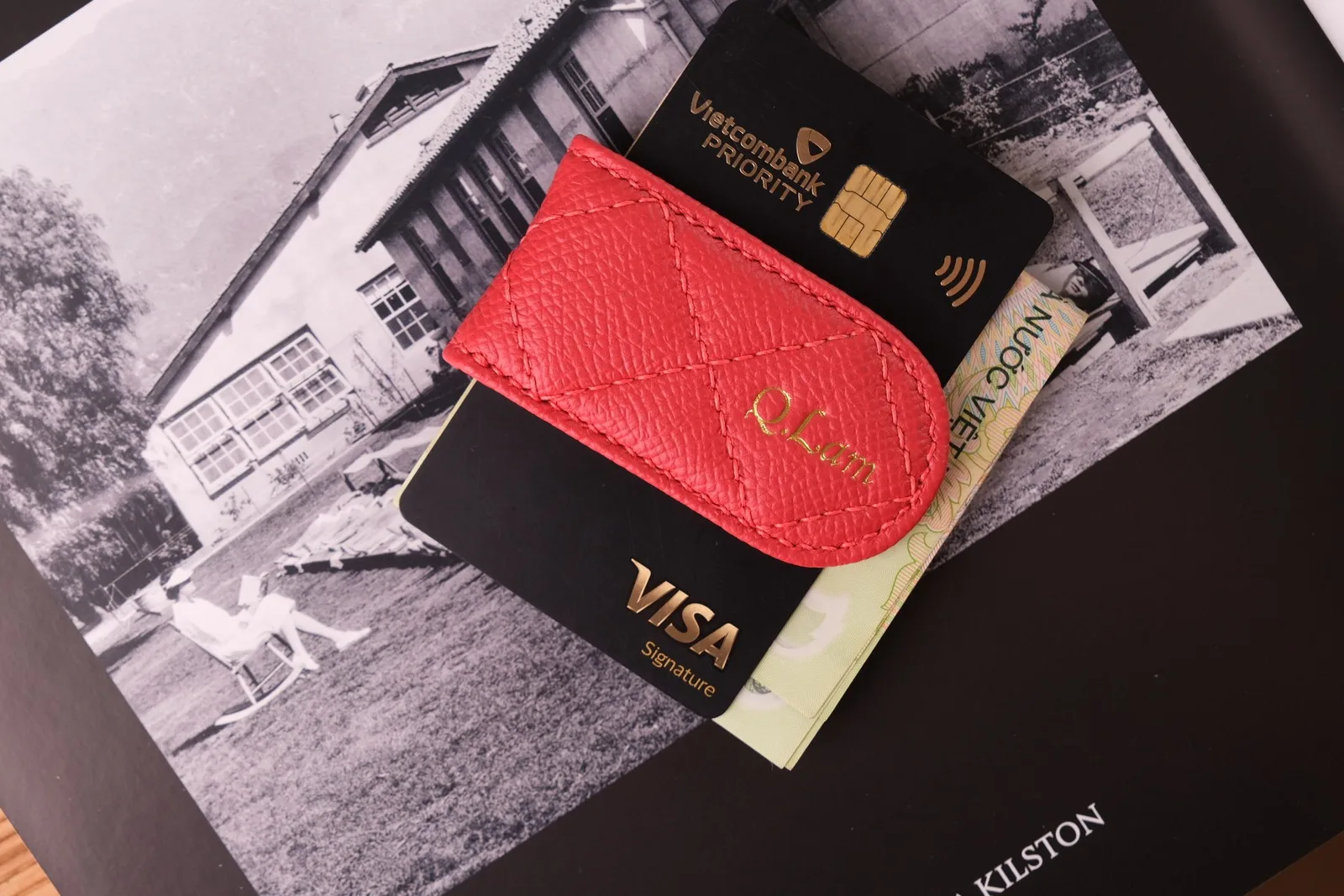 Ảnh Lifestyle Kẹp tiền nam châm da Epsom may chần trám màu đỏ - Koi Leather