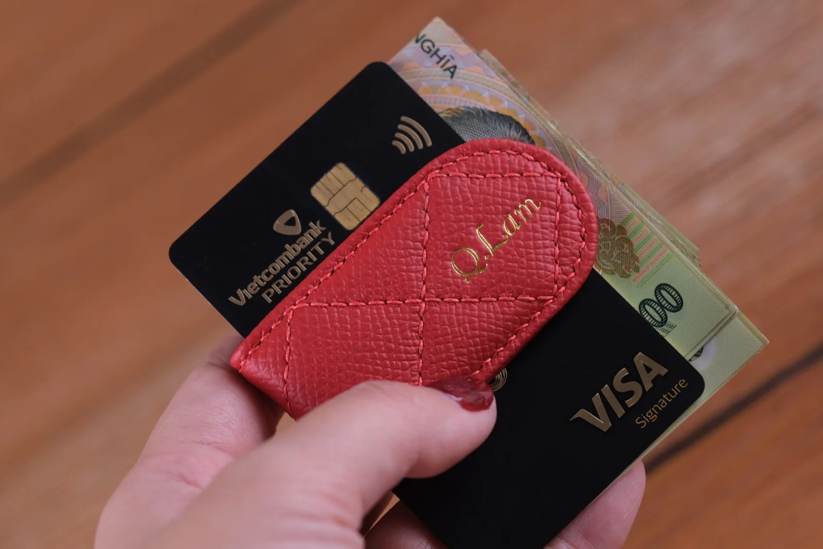 Ảnh Lifestyle Kẹp tiền nam châm da Epsom may chần trám màu đỏ - Koi Leather