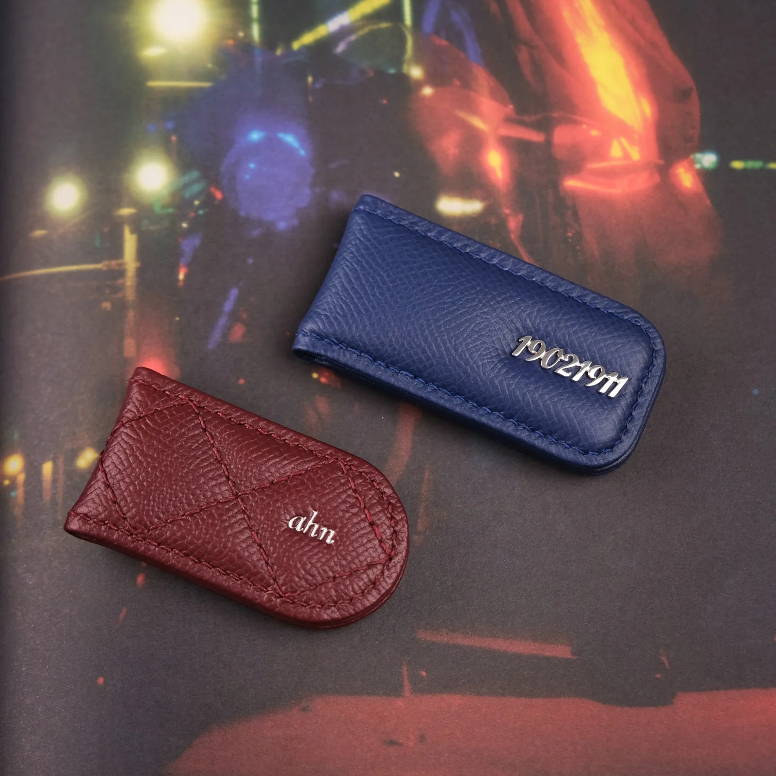Ảnh Studio Kẹp tiền nam châm da Epsom xanh navy và đỏ - Koi Leather