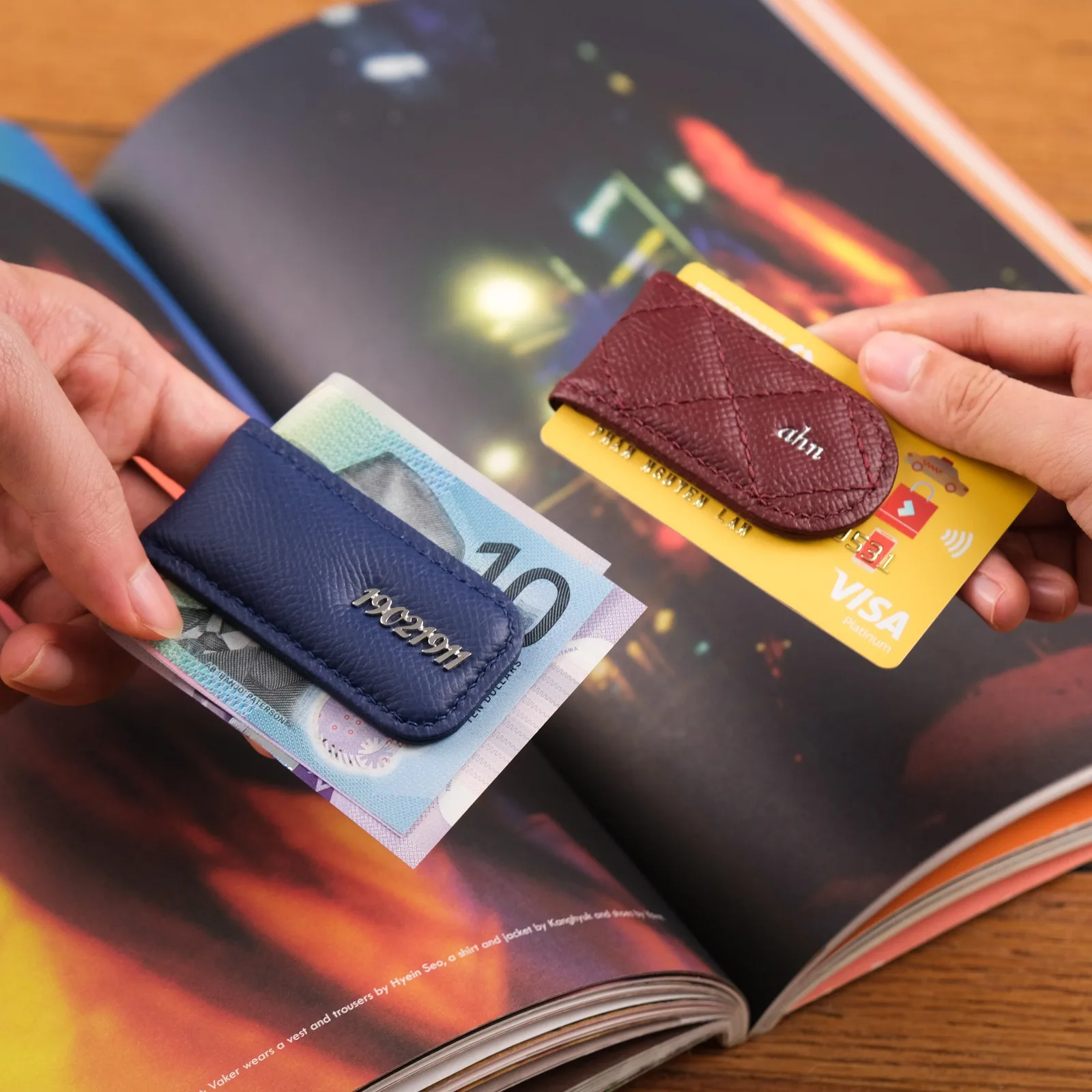 Ảnh Lifestyle Kẹp tiền nam châm da Epsom xanh navy và đỏ - Koi Leather