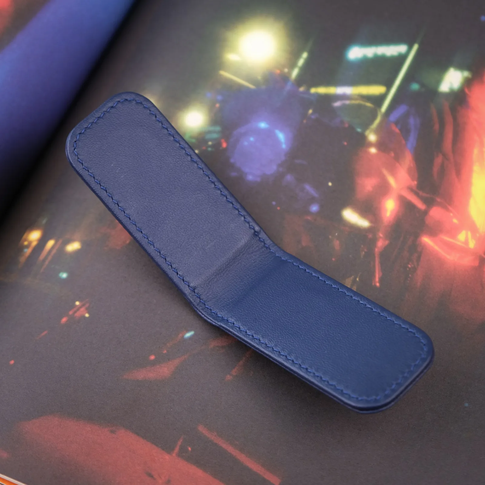 Ảnh Studio Kẹp tiền nam châm da Epsom xanh navy và đỏ - Koi Leather